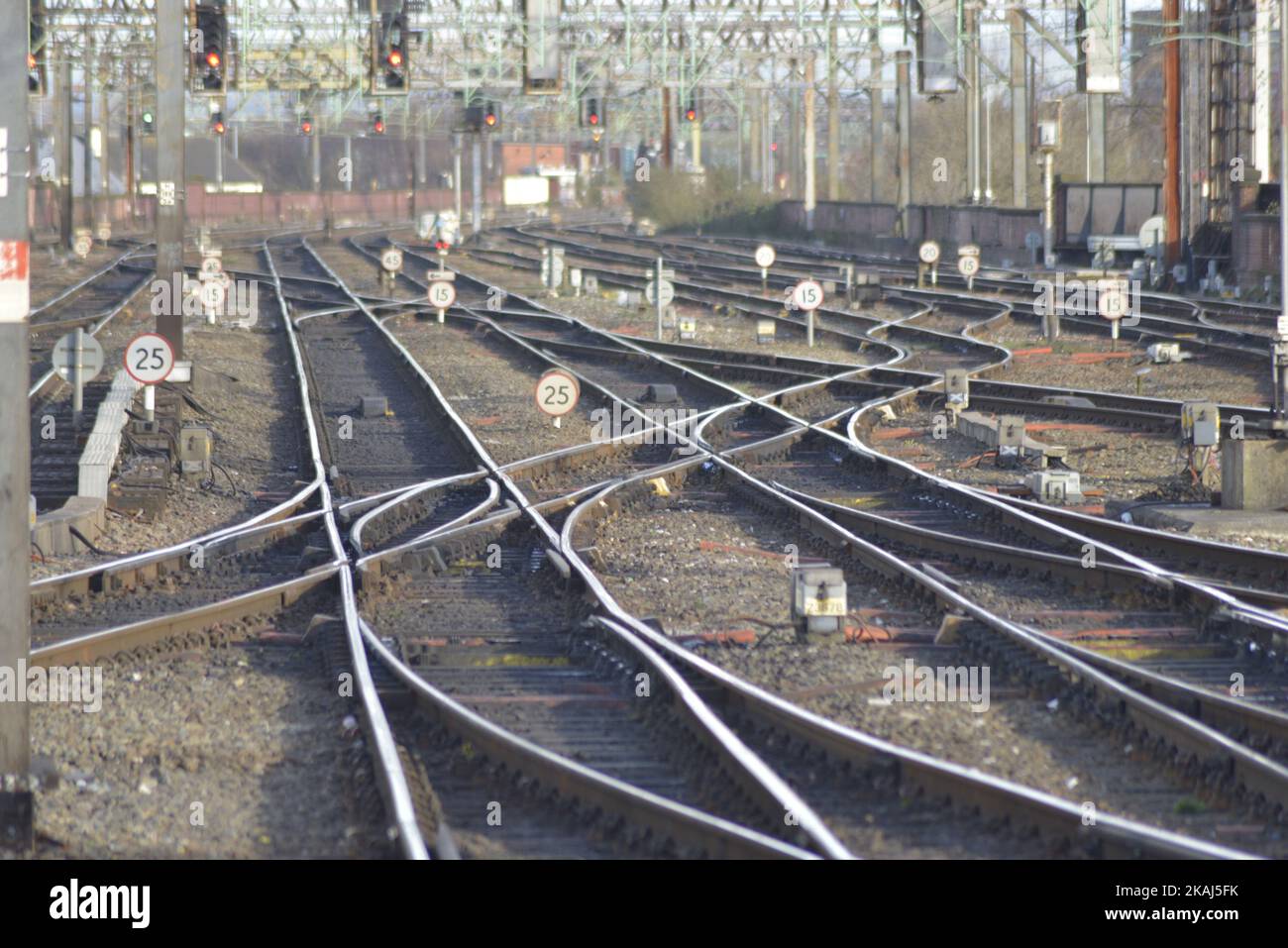 Luce che splende sulle rotaie a Manchester, Greater Manchester, Inghilterra, Regno Unito lunedì 28th marzo 2016. I ricercatori dell'opinione dei consumatori hanno riscontrato che i viaggi in treno hanno registrato prestazioni costantemente inferiori alle aspettative in termini di affidabilità e rapporto qualità/prezzo. (Foto di Jonathan Nicholson/NurPhoto) *** Please use Credit from Credit Field *** Foto Stock