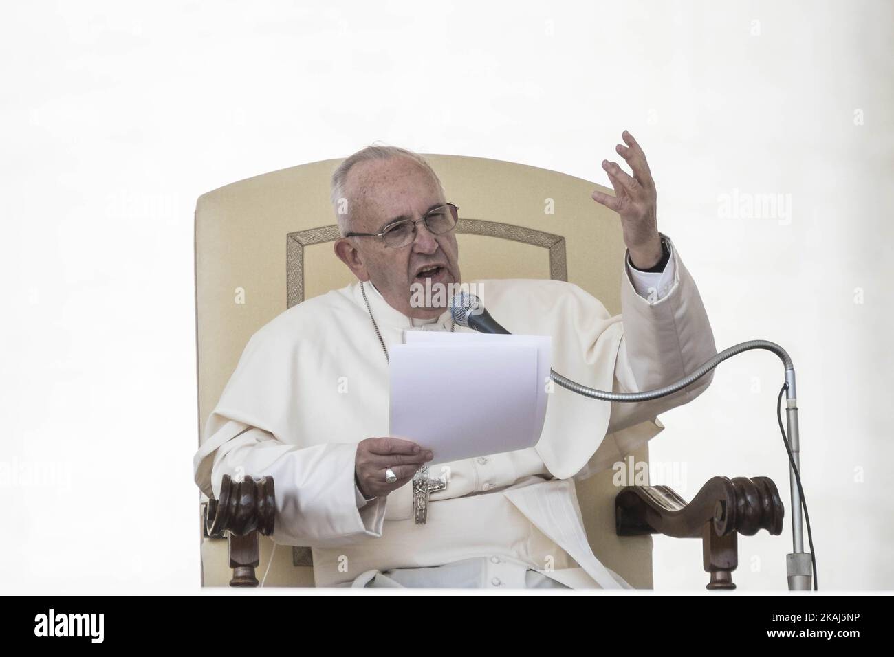 Papa Francesco consegna la sua omelia durante una speciale udienza giubilare, nell'ambito delle celebrazioni in corso dell'anno della Misericordia in Piazza San Pietro, nella Città del Vaticano, il 09 aprile 2016. Papa Francesco ha tenuto la sua speciale udienza giubilare mensile la domenica mattina, parlando del rapporto tra misericordia e elemosina (Foto di Giuseppe Ciccia/NurPhoto) *** Please use Credit from Credit Field *** Foto Stock