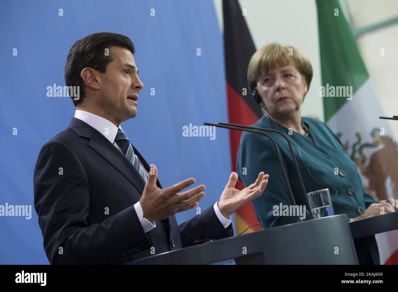 La cancelliera tedesca Angela Merkel e il presidente messicano Enrique pena Nieto sono stati raffigurati durante una conferenza stampa alla Cancelleria il 12 aprile 2016 a Berlino, in Germania. (Foto di Emmanuele Contini/NurPhoto) *** Please use Credit from Credit Field *** Foto Stock