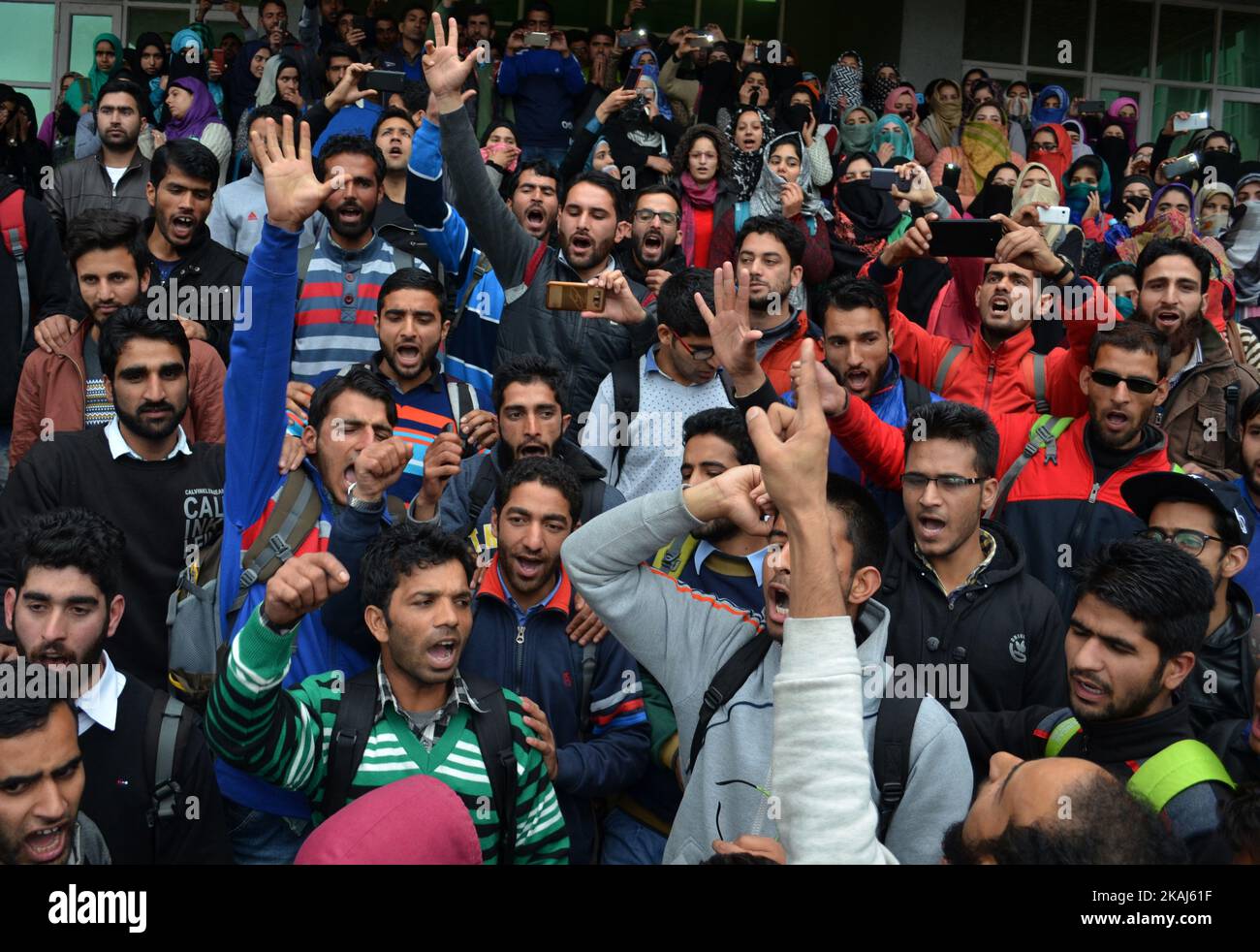 Gli studenti universitari del Kashmir protestano nel campus universitario del Kashmir contro le molestie degli studenti del kashmiri in varie università indiane e i collage a Srinagar il 11 aprile 2016. Uno scontro scoppiò tra studenti di origine Kashmiri e altri durante la semifinale della Coppa del mondo delle Indie Occidentali-India T20 in NIT (National intitute of Technology) dopo che gli studenti di Kashmiri avrebbero celebrato la perdita dell'India. (Foto di Syed Shahriyar/NurPhoto) *** Please use Credit from Credit Field *** Foto Stock