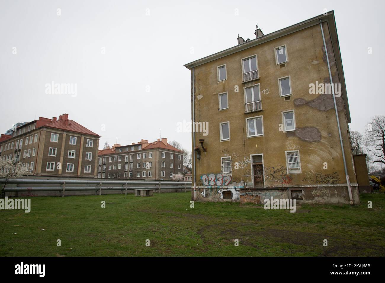 Un edificio in via Wyzwolenia è visto che è stato assegnato come un rifugio potenziale per i rifugiati in cerca di asilo, a Danzica, Polonia, il 13 aprile 2016. L'edificio, situato nel quartiere di Nowy Port (New Port) della città potrebbe ospitare circa 150 rifugiati. La gente del posto teme che l'alloggio dei rifugiati stigmatizzi le aree residenziali. Accogliere i rifugiati è un'idea impopolare in Polonia, uno dei paesi più monoculturali dell'Unione europea. Il partito conservatore del PIS, recentemente al governo, ha dichiarato che rifiuterà l'assunzione di 7.000 rifugiati, anche se ciò era stato concordato in precedenza con l'autorità dell'UE Foto Stock