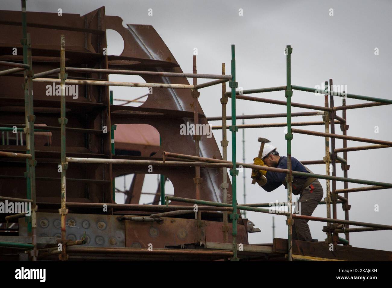 DANZICA,13 aprile 2016 - negli ultimi anni la Polonia ha effettuato investimenti significativi nel settore energetico. La società energetica statale PERN ha recentemente aperto un terminal petrolifero nella città portuale di Danzica che dovrebbe contribuire a garantire la sicurezza energetica del paese. La Polonia dipende tradizionalmente dall’energia a carbone, ma è stata messa sotto pressione dall’UE per porre fine alla dipendenza dall’inquinamento da fonti energetiche pesanti. (Foto di Jaap Arriens/NurPhoto) *** Please use Credit from Credit Field *** Foto Stock