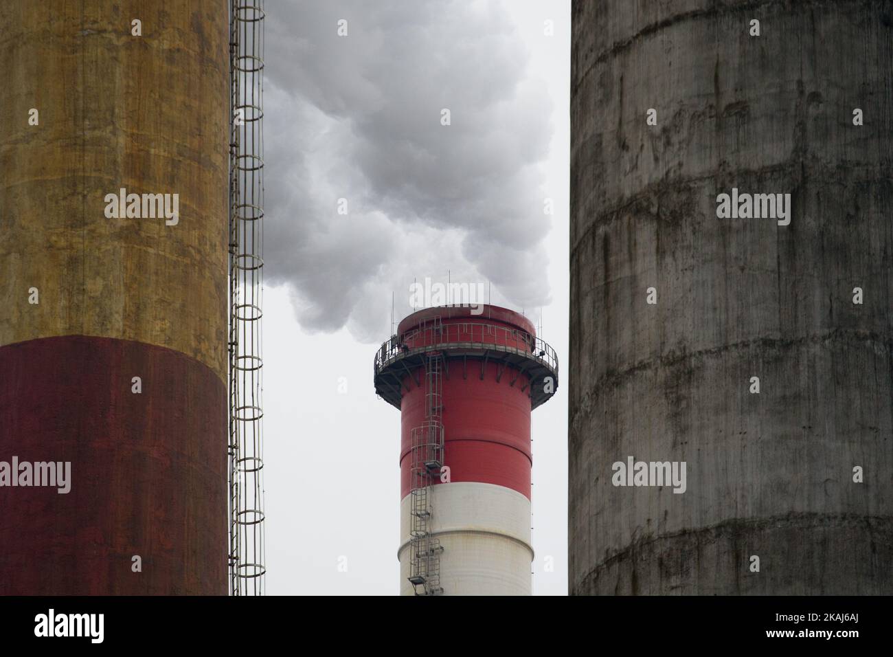 DANZICA,13 aprile 2016 - negli ultimi anni la Polonia ha effettuato investimenti significativi nel settore energetico. La società energetica statale PERN ha recentemente aperto un terminal petrolifero nella città portuale di Danzica che dovrebbe contribuire a garantire la sicurezza energetica del paese. La Polonia dipende tradizionalmente dall’energia a carbone, ma è stata messa sotto pressione dall’UE per porre fine alla dipendenza dall’inquinamento da fonti energetiche pesanti. (Foto di Jaap Arriens/NurPhoto) *** Please use Credit from Credit Field *** Foto Stock