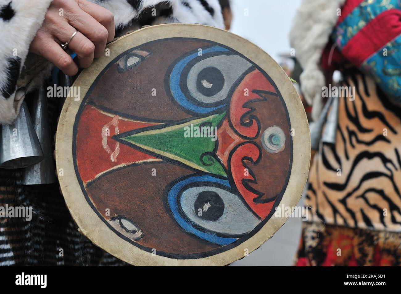 La gente esegue la danza Shaman per pregare all'apertura del Festival Kaijiang, nella città cinese di Harbin il 15 aprile 2016 che segna l'inizio della stagione di pesca è eseguita da sciamano (stregoni o streghe) pregando agli dei, sacrificando, La danza Shaman è eseguita dallo sciamano (streghe o streghe) pregando gli dei, sacrificando, dissipando i mali e curando le malattie. È chiamato Tiaodashen dalla gente comune. Il genere di danza era popolare tra le tribù del nord della Cina, un risultato delle primitive attività di caccia, pesca e adorazione totem. Nel panno Foto Stock