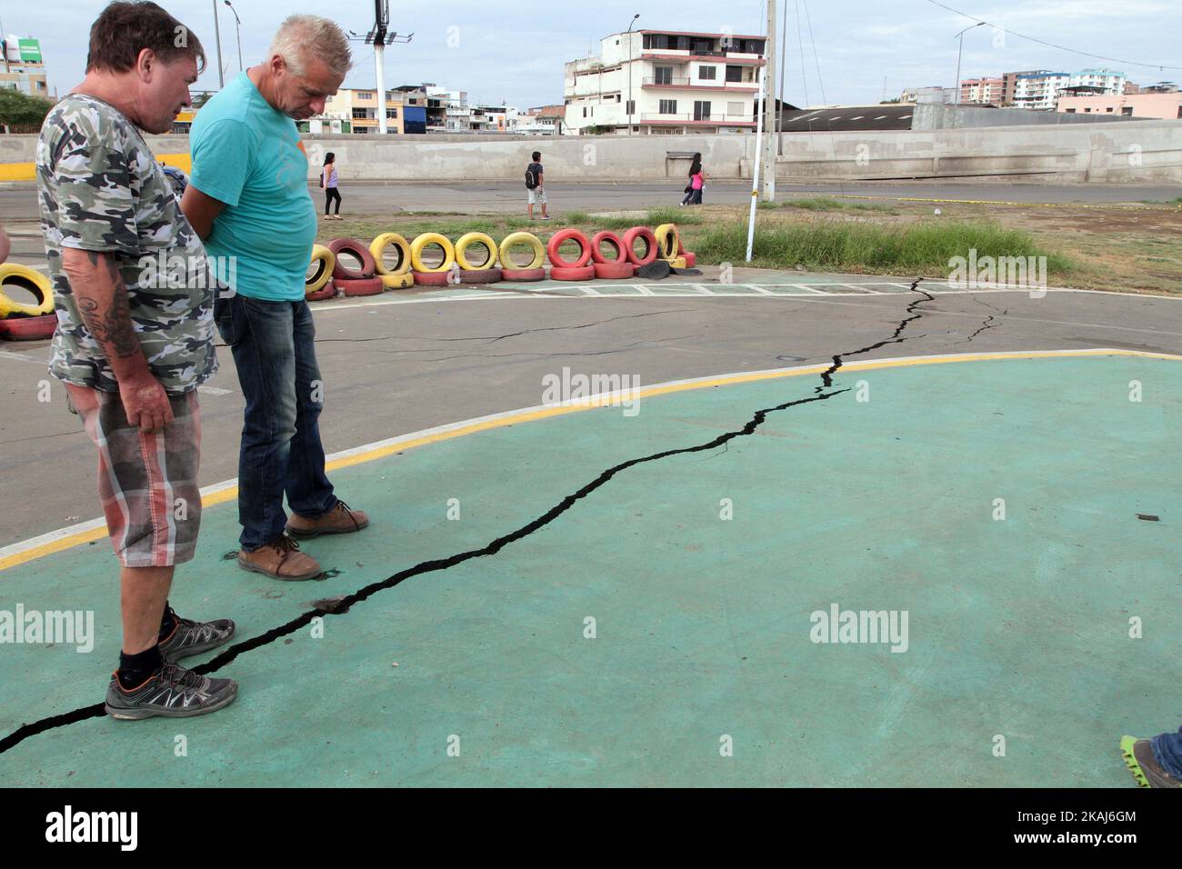ECUADOR, Manta: Case colpite dal terremoto di 7,8 gradi sulla scala richter, a Manta, Domenica 17 aprile 2016. Il vicepresidente dell'Ecuador, Jorge Glas ha visitato le aree colpite dal terremoto. (Foto di Jean Faget / ACGPHOTO/NurPhoto). *** Utilizzare il campo credito da credito *** Foto Stock