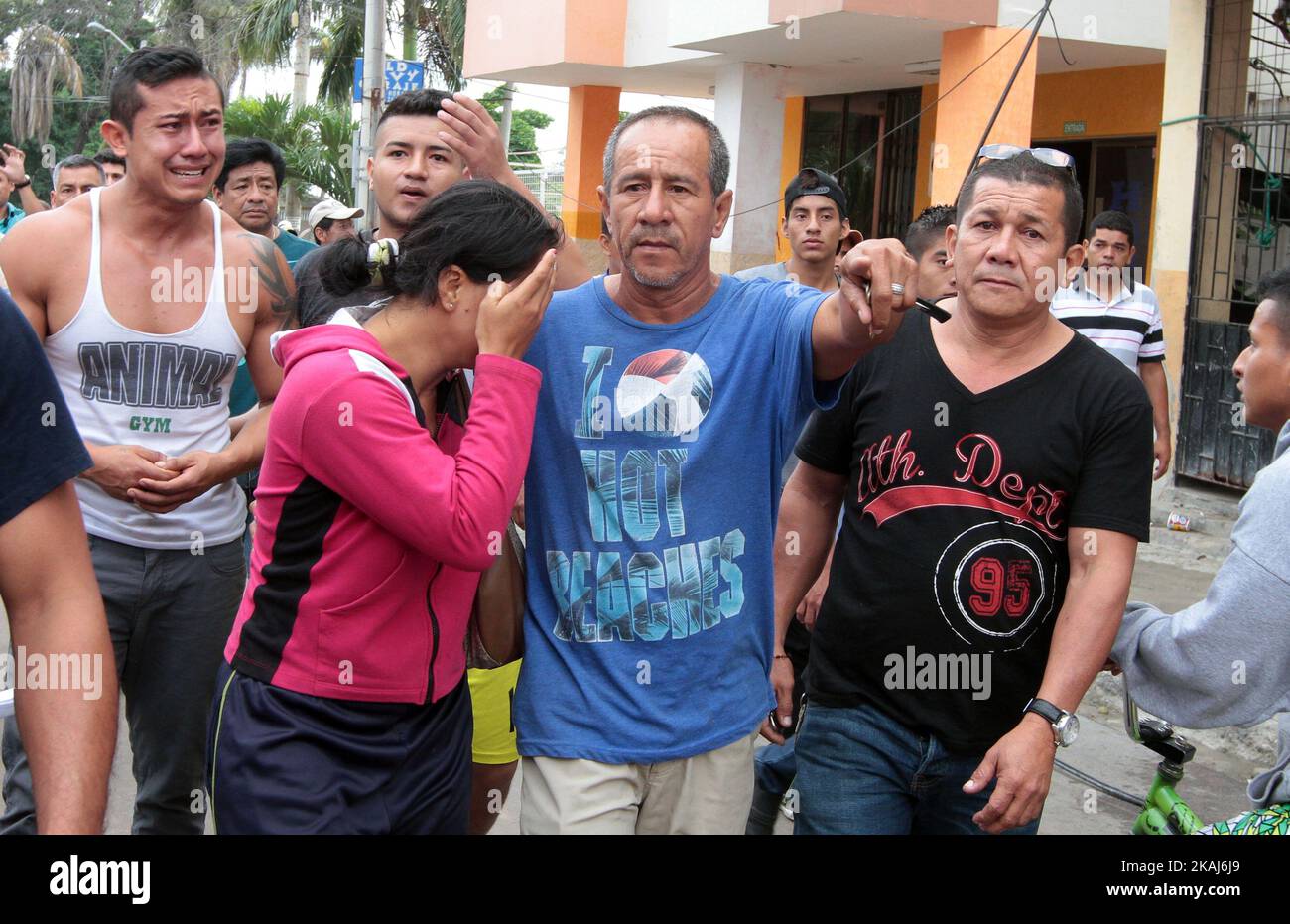 ECUADOR, Manta: Case colpite dal terremoto di 7,8 gradi sulla scala Richter, a Manta, Domenica 17 aprile 2016. Gli abitanti di Manta sono stati lasciati senza casa dopo il terremoto. V. ICE Presidente dell'Ecuador, Jorge Glas ha girato le zone colpite terremotode Manta sono senza casa. (Foto di Jean Faget / ACGPHOTO/NurPhoto). *** Utilizzare il campo credito da credito *** Foto Stock