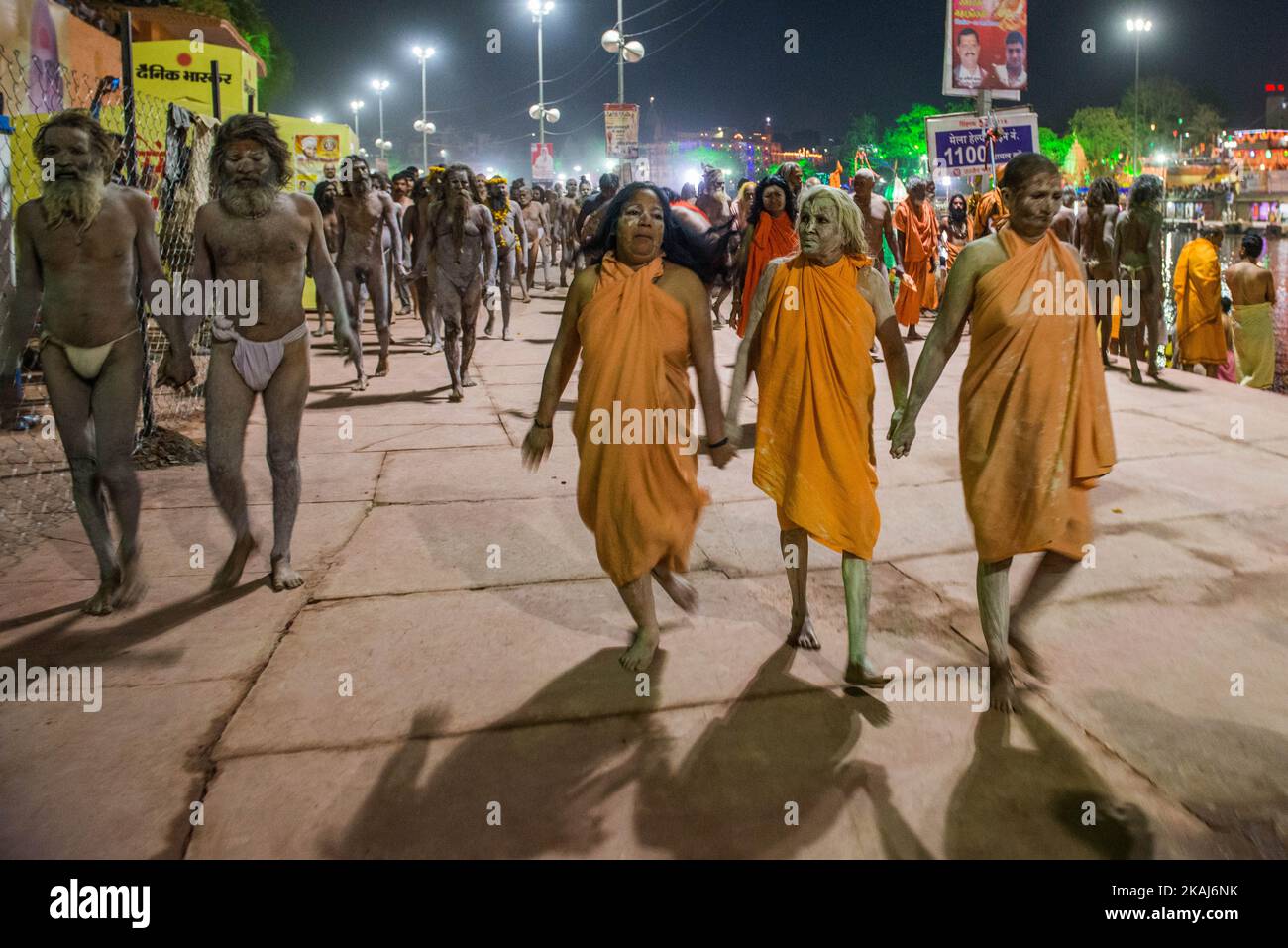 I partecipanti al grande festival balneare di un mese o a Simhastha Mela [Kumbh Mela] a Ujjain. Migliaia di pellegrini si sono riuniti in questa città Santa per il tuffo rituale nel fiume Kshipra che si svolge una volta in 12 anni. (Foto di Debajyoti Das/NurPhoto) *** Please use Credit from Credit Field *** Foto Stock