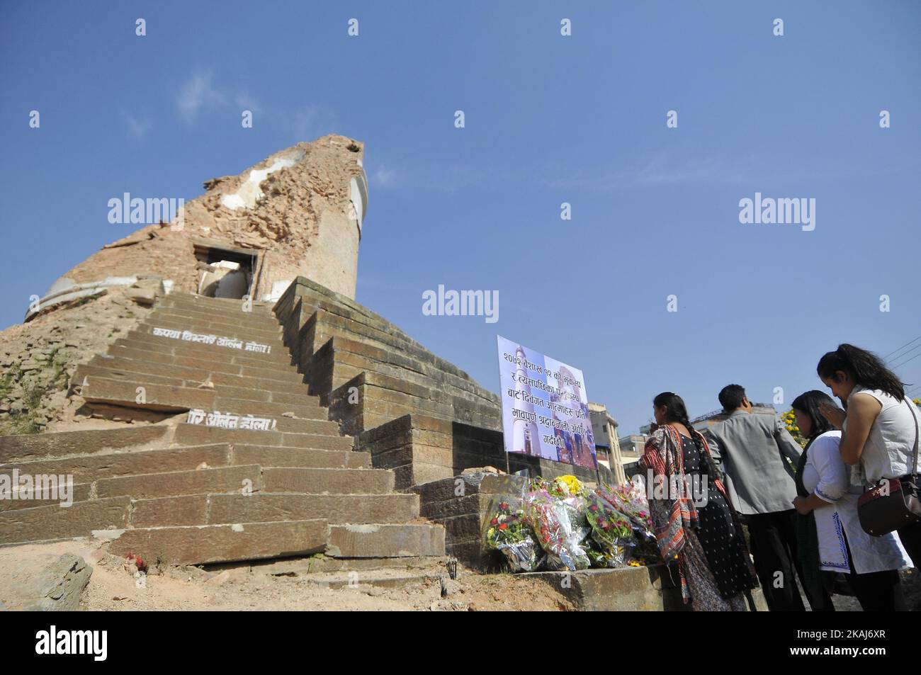 Il popolo nepalese offre fragranza e fiori intorno ai monumenti per rendere omaggio a quelli diminuiti negli ultimi anni terremoto mortale a Kathmandu, Nepal il 24 aprile 2016. La maggior parte dei monumenti, vecchie case sono state gravemente distrutte dal terremoto dello scorso anno il 25 aprile 2015, una magnitudo di 7,8 terremoto che ha ucciso più di 9.000 persone in Nepal e migliaia di feriti, il che risultato centinaia di persone erano senza casa con interi villaggi in molti distretti del paese. Foto Stock