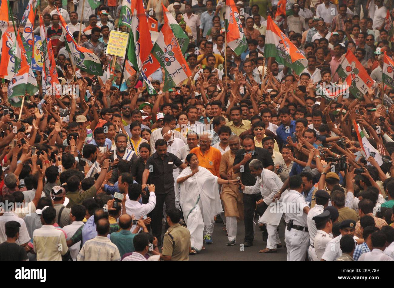 Mamata Banerjee All India Trinamool Congress Party Chief and Chief Minister of West Bengala and her party mass sostenitori unirsi Road show al Last Day Election Camping a South Kolkata in India, le elezioni dell'assemblea statale nel Bengala occidentale si svolgono dal 4 aprile al 5 maggio. (Foto di Debajyoti Chakraborty/NurPhoto) *** Please use Credit from Credit Field *** Foto Stock