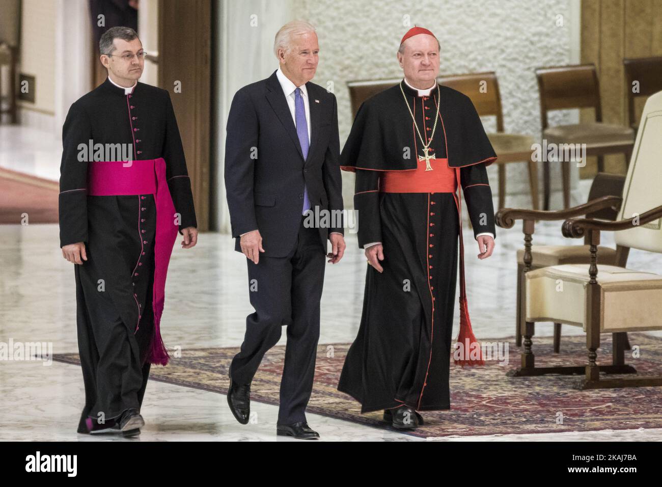 Il Vice Presidente DEGLI STATI UNITI Joe Biden (C) è affiancato dal Cardinale Gianfranco Ravasi (R) mentre arriva a partecipare ad una speciale udienza celebrata da Papa Francesco con i partecipanti ad un congresso sul progresso della medicina rigenerativa e sul suo impatto culturale nella sala Paolo VI di Città del Vaticano, Vaticano il 29 Aprile 2016.(Foto di Giuseppe Ciccia/NurPhoto) *** Please use Credit from Credit Field *** Foto Stock