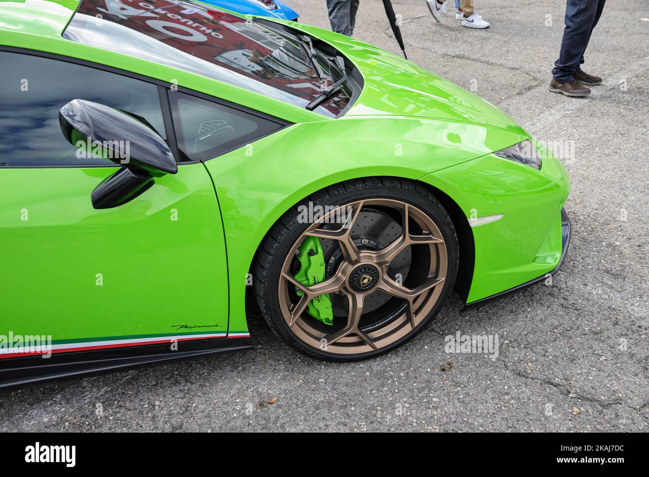 Il bordo anteriore e l'ala di un bel verde Lamborghini Huracan Foto Stock