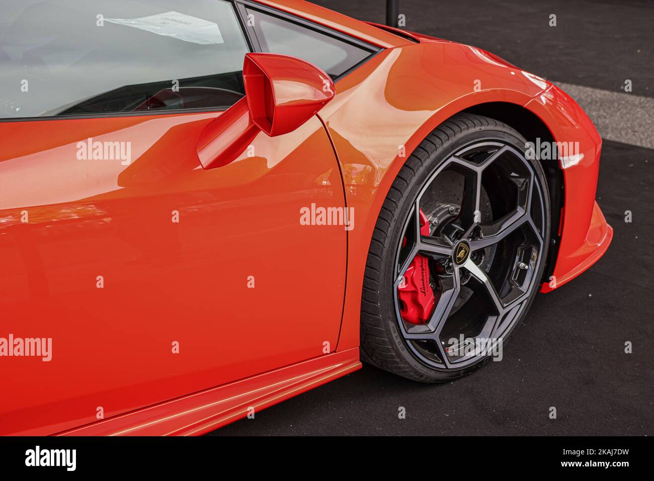 Un primo piano del bordo e l'ala di una bella arancione Lamborghini Huracan Foto Stock