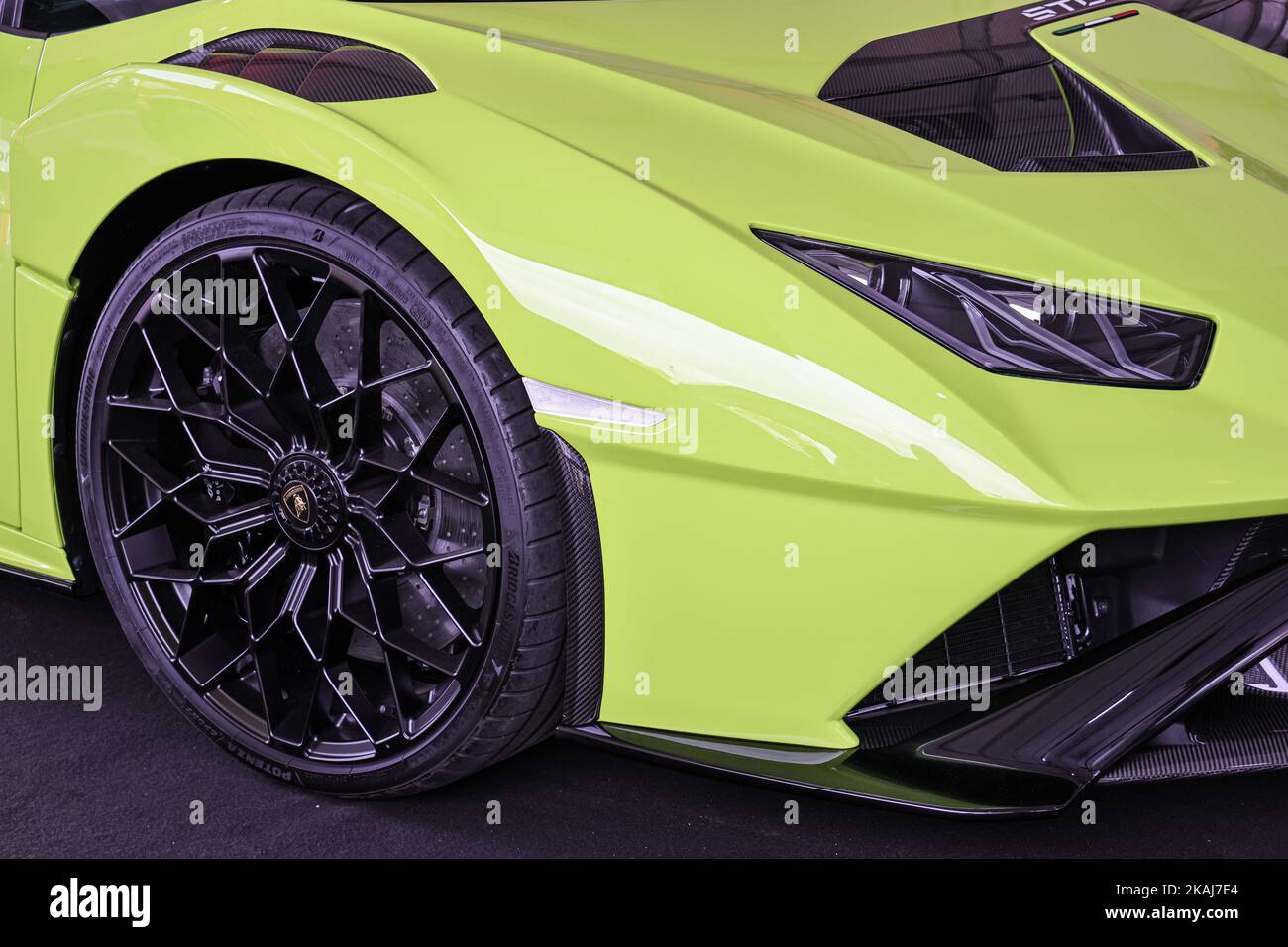Un primo piano del bordo e l'ala di un bel verde Lamborghini Huracan Foto Stock
