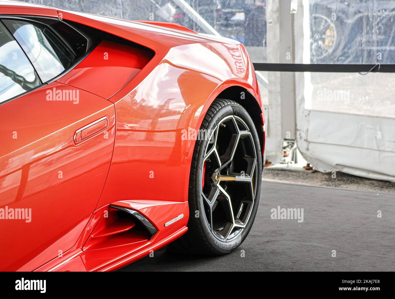 Il bordo posteriore e l'ala di una bella Lamborghini arancione Huracan in una giornata di sole Foto Stock