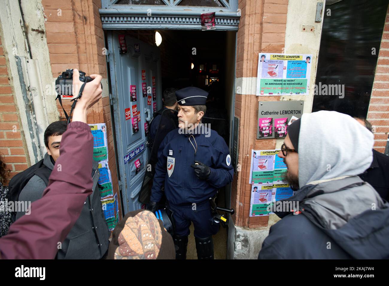 La polizia antisommossa protegge la sala del comitato del socialista francese Catherine Lemorton come manifestanti che gridano slogan all'esterno. Tolosa. Francia. Maggio 3th 2016. Foto Stock