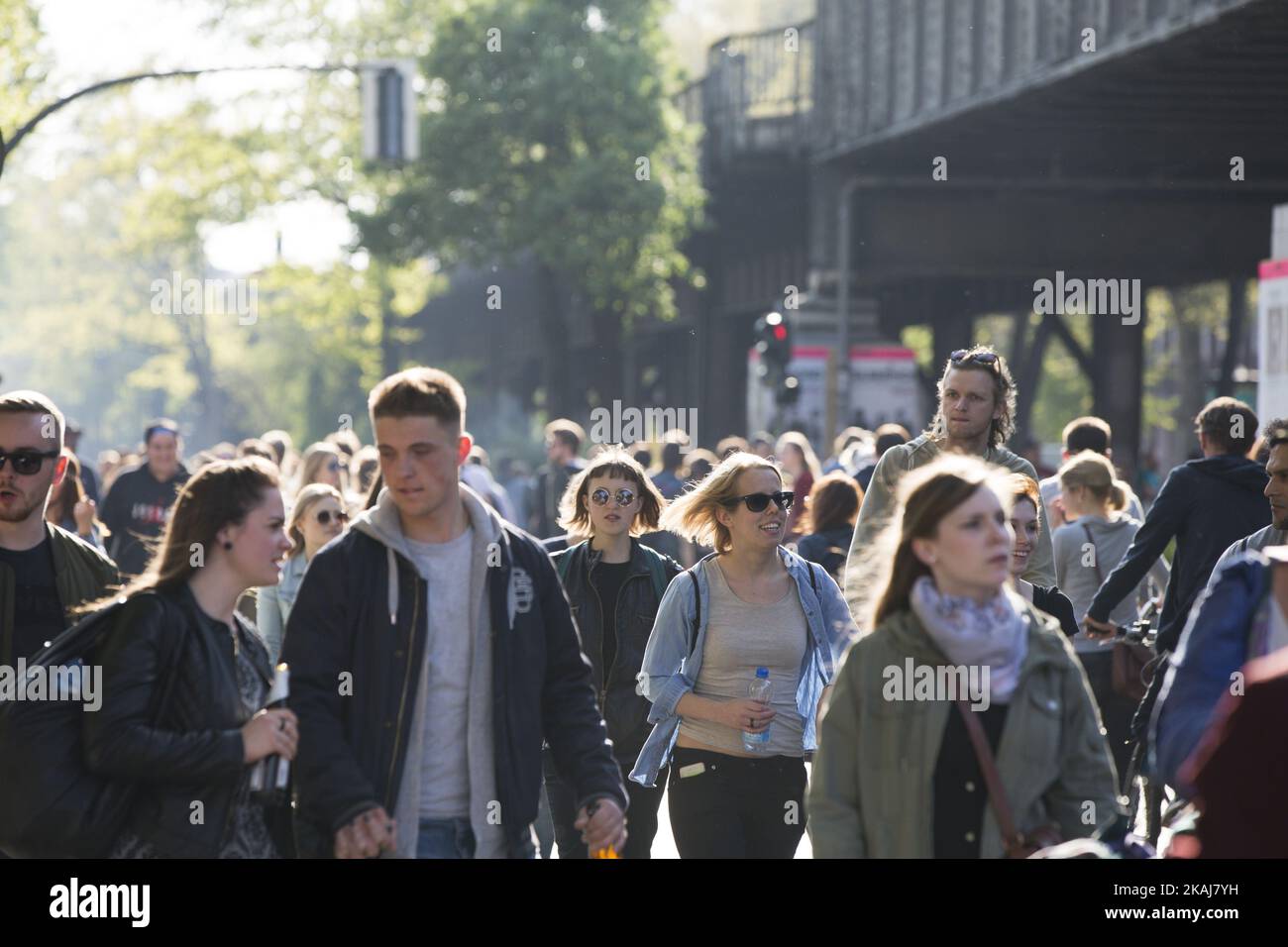 Il 1 maggio 2016, a Berlino, in Germania, si tiene l'annuale MyFest nel distretto di Kreuzberg. La Giornata Internazionale dei lavoratori (Giornata Internazionale dei lavoratori) è stata istituita come festa pubblica in Germania nel 1933. Dal 1987° maggio a Berlino si è anche reso noto il giorno dei violenti scontri tra la polizia e, per lo più, i manifestanti di sinistra. Foto Stock