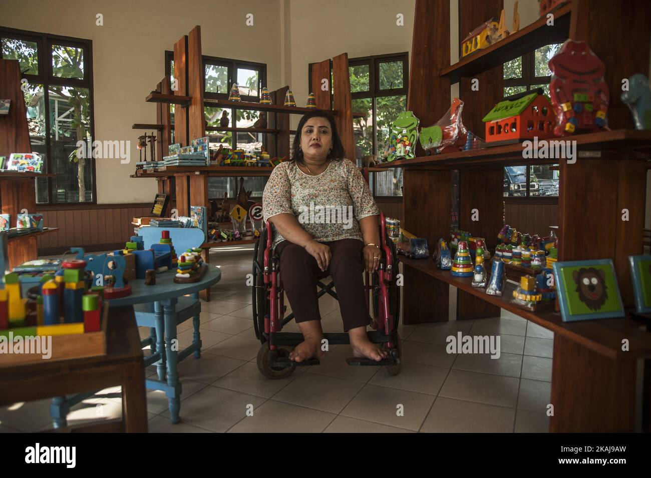 Sarinem posing (36) posing in Mandiri Foundation for the Disabled, Sewon, Bantul, Yogyakarta, Indonesia, Il 16 maggio 2016. La Mandiri Foundation for the Disabled è una fondazione fondata nel 2008 dalla Croce Rossa giapponese dopo il terremoto di Yogyakarta del 2006 con l'obiettivo di accogliere le persone con disabilità per continuare a lavorare. Fondazione che ha 18 persone con disabilità può rendere i giocattoli childern sono fatti mogano e legno di teak con un prezzo o IDR. 30.000 - IDR. 150.000 con un marketing locale in paesi stranieri come la Spagna. Alcune persone con disabilità in questa fondazione lo sono Foto Stock