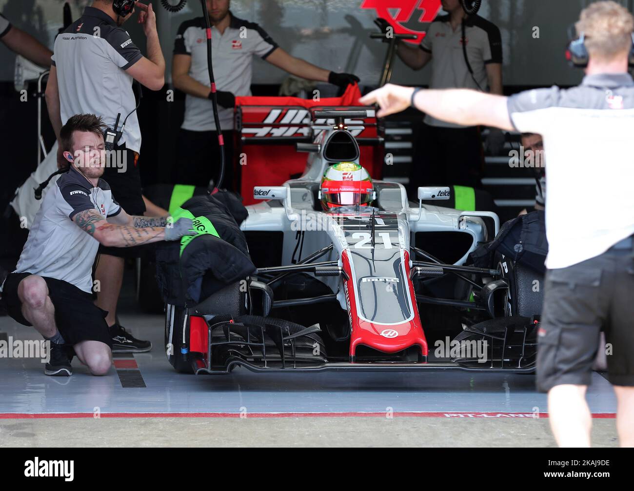 Esteban Gutierrez durante la seconda giornata del test di Formula 1, svoltasi sul circuito Barcellona-Catalunya, il 18 maggio 2016.Photo: Jordi Galbany/Urbanandsport/Nurphoto -- (Photo by Urbanandsport/NurPhoto) *** Please use Credit from Credit Field *** Foto Stock