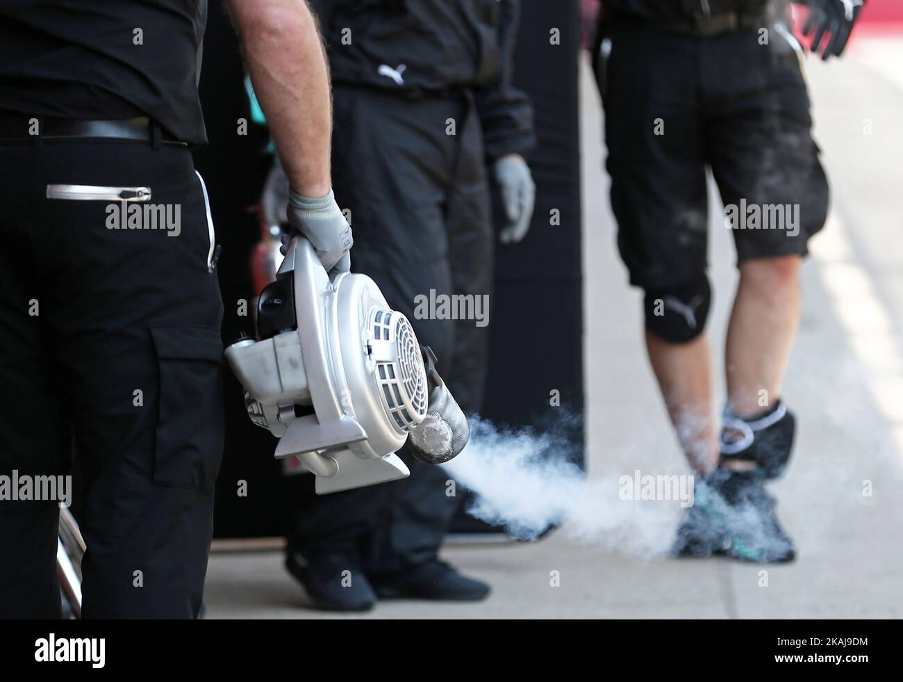 Mercedes meccanica durante la seconda giornata di test di Formula 1, svoltasi sul circuito Barcellona-Catalunya, il 18 maggio 2016.Photo: Jordi Galbany/Urbanandsport/Nurphoto -- (Photo by Urbanandsport/NurPhoto) *** Please use Credit from Credit Field *** Foto Stock