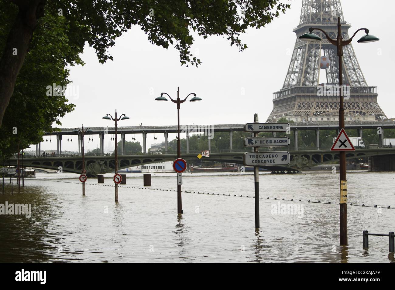 L'acqua sorge vicino all'area della Torre Eiffel mentre gli argini della Senna traboccano dopo tre giorni di forte pioggia il 2 giugno 2016 a Parigi, Francia. Il nord della Francia sta vivendo il tempo umido causando inondazioni in alcune parti della Francia, in particolare Parigi, dove il French Open ha avuto ritardi nelle partite. (Foto di Mehdi Taamallah/NurPhoto) *** Please use Credit from Credit Field *** Foto Stock