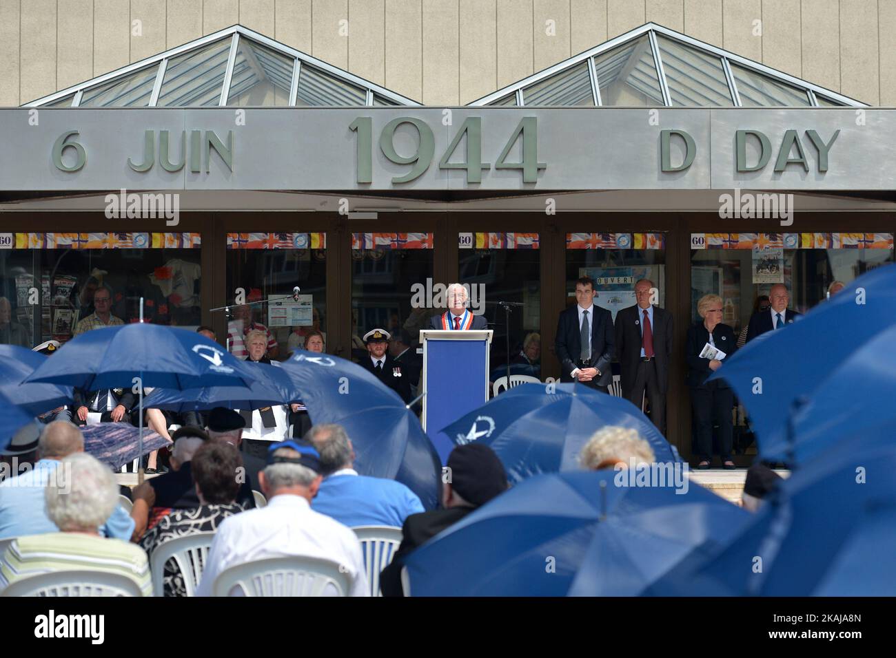 Patrick Jardin, il maggiore di Arromanches, parla con D-Day e Normandia 1944 veterani britannici durante il Servizio della memoria e del Ringraziamento, il 72th° anniversario del D-Day ad Arromanches. Il Lunedi, 6 giugno 2016, in Arromanches, Calvados, Normandia, Francia. Foto di Artur Widak *** Please use Credit from Credit Field *** Foto Stock