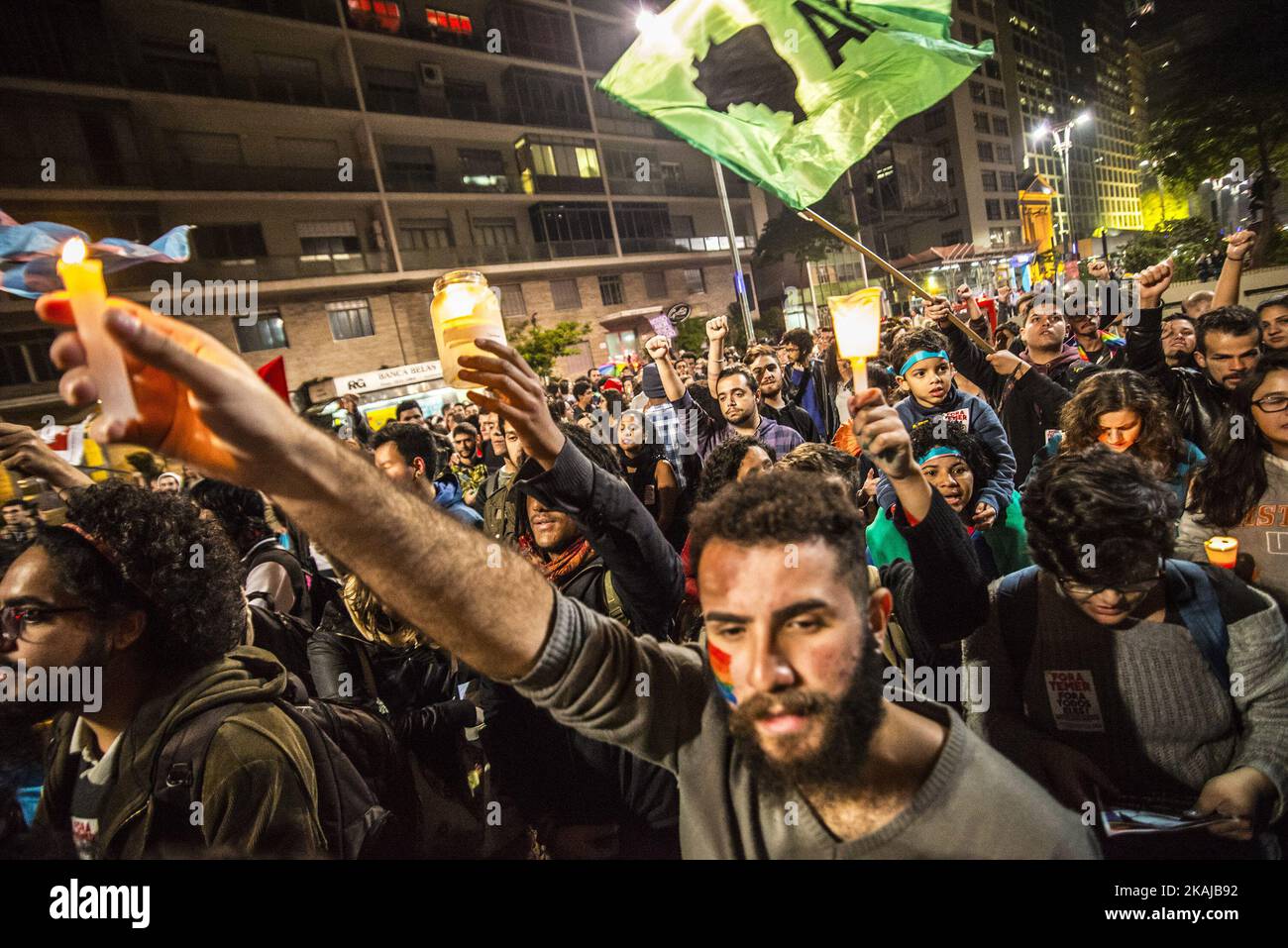 La gente partecipa ad una veglia di fronte al masp di Sao Paulo, Brasile il 15 giugno 2016, in reazione alla messa di tiro ad un nightclub gay a Orlando, Florida. Cinquanta persone sono morte quando un cannoniere presumibilmente ispirato dal gruppo dello Stato islamico ha aperto il fuoco all'interno di un nightclub gay in Florida, nel peggiore attacco terroristico contro il suolo statunitense dal 11 settembre 2001. (Foto di Cris FAGA/NurPhoto) *** Please use Credit from Credit Field *** Foto Stock