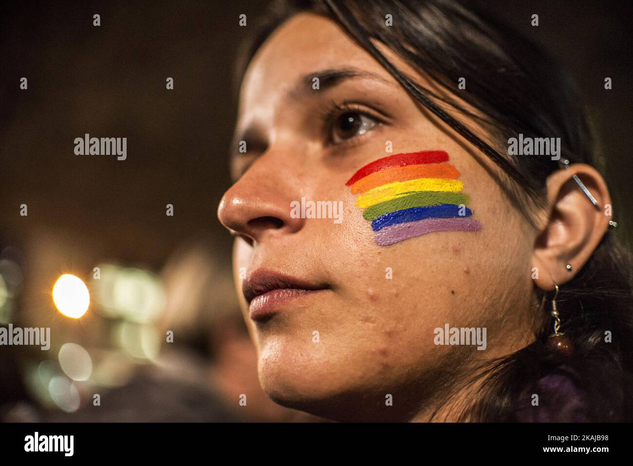 La gente partecipa ad una veglia di fronte al masp di Sao Paulo, Brasile il 15 giugno 2016, in reazione alla messa di tiro ad un nightclub gay a Orlando, Florida. Cinquanta persone sono morte quando un cannoniere presumibilmente ispirato dal gruppo dello Stato islamico ha aperto il fuoco all'interno di un nightclub gay in Florida, nel peggiore attacco terroristico contro il suolo statunitense dal 11 settembre 2001. (Foto di Cris FAGA/NurPhoto) *** Please use Credit from Credit Field *** Foto Stock