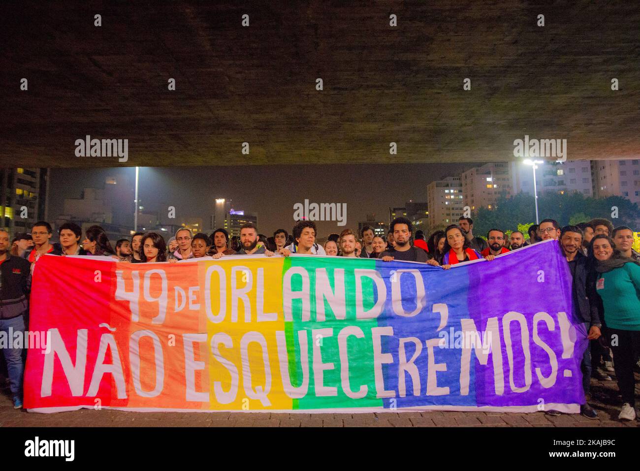 La gente partecipa ad una veglia di fronte al masp di Sao Paulo, Brasile il 15 giugno 2016, in reazione alla messa di tiro ad un nightclub gay a Orlando, Florida. Cinquanta persone sono morte quando un cannoniere presumibilmente ispirato dal gruppo dello Stato islamico ha aperto il fuoco all'interno di un nightclub gay in Florida, nel peggiore attacco terroristico contro il suolo statunitense dal 11 settembre 2001. (Foto di Cris FAGA/NurPhoto) *** Please use Credit from Credit Field *** Foto Stock