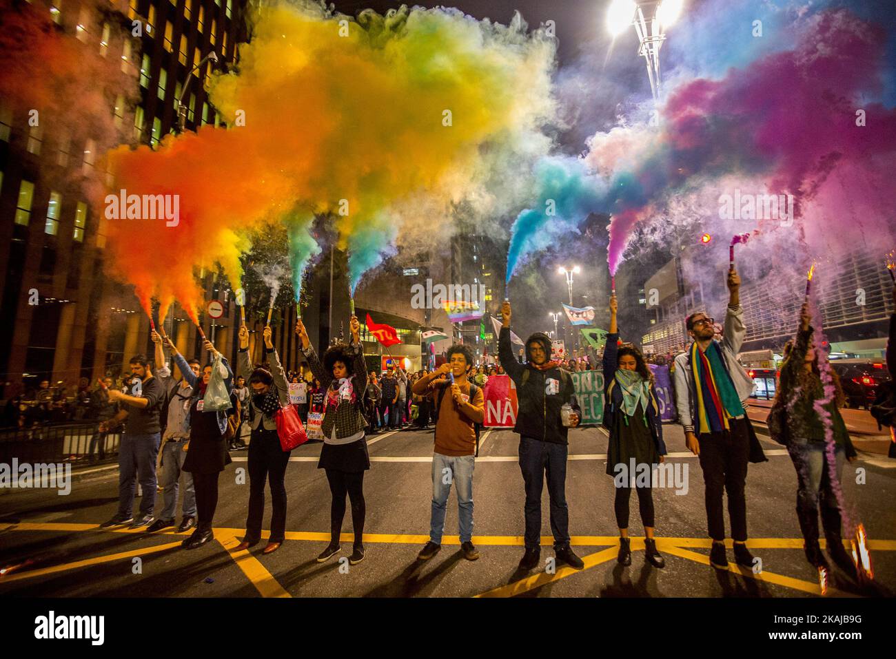 La gente partecipa ad una veglia di fronte al masp di Sao Paulo, Brasile il 15 giugno 2016, in reazione alla messa di tiro ad un nightclub gay a Orlando, Florida. Cinquanta persone sono morte quando un cannoniere presumibilmente ispirato dal gruppo dello Stato islamico ha aperto il fuoco all'interno di un nightclub gay in Florida, nel peggiore attacco terroristico contro il suolo statunitense dal 11 settembre 2001. (Foto di Cris FAGA/NurPhoto) *** Please use Credit from Credit Field *** Foto Stock