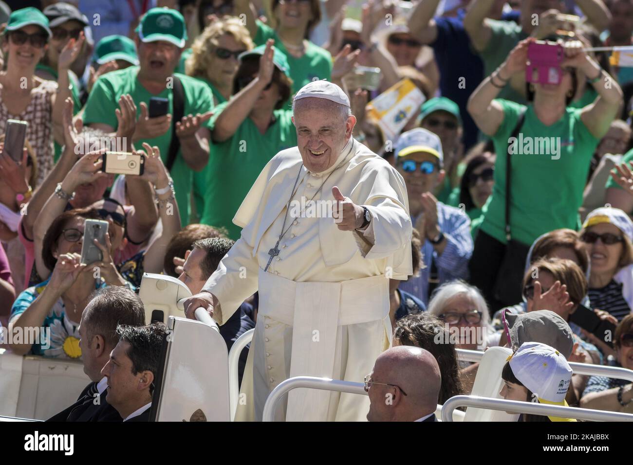 Papa Francesco cavalca sul Popemobile attraverso la folla dei fedeli mentre arriva per celebrare una straordinaria udienza giubilare, nell'ambito delle celebrazioni in corso dell'anno Santo della Misericordia, in Piazza San Pietro, nella Città del Vaticano, il 18 giugno 2016. Papa Francesco ha detto che la chiamata di Gesù alla conversione è un'esperienza di amore non meritato che conduce all'apertura verso gli altri, specialmente verso i poveri.(Foto di Giuseppe Ciccia/NurPhoto) *** Please use Credit from Credit Field *** Foto Stock