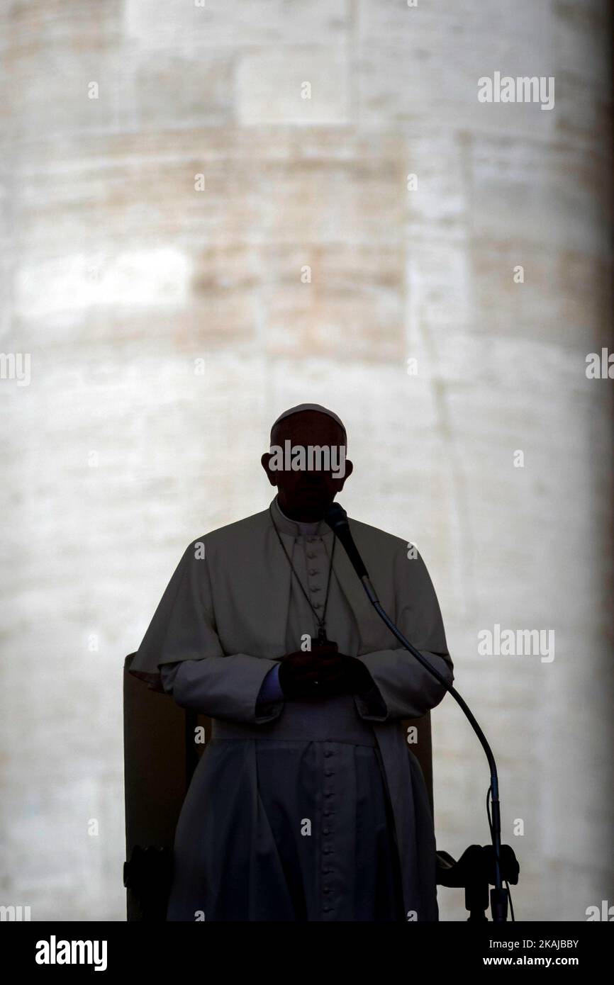 Papa Francesco celebra una straordinaria udienza giubilare nell'ambito delle celebrazioni in corso dell'anno Santo della Misericordia in Piazza San Pietro, nella Città del Vaticano, il 18 giugno 2016. Papa Francesco ha detto che la chiamata di Gesù alla conversione è un'esperienza di amore non meritato che conduce all'apertura verso gli altri, specialmente verso i poveri.(Foto di Giuseppe Ciccia/NurPhoto) *** Please use Credit from Credit Field *** Foto Stock