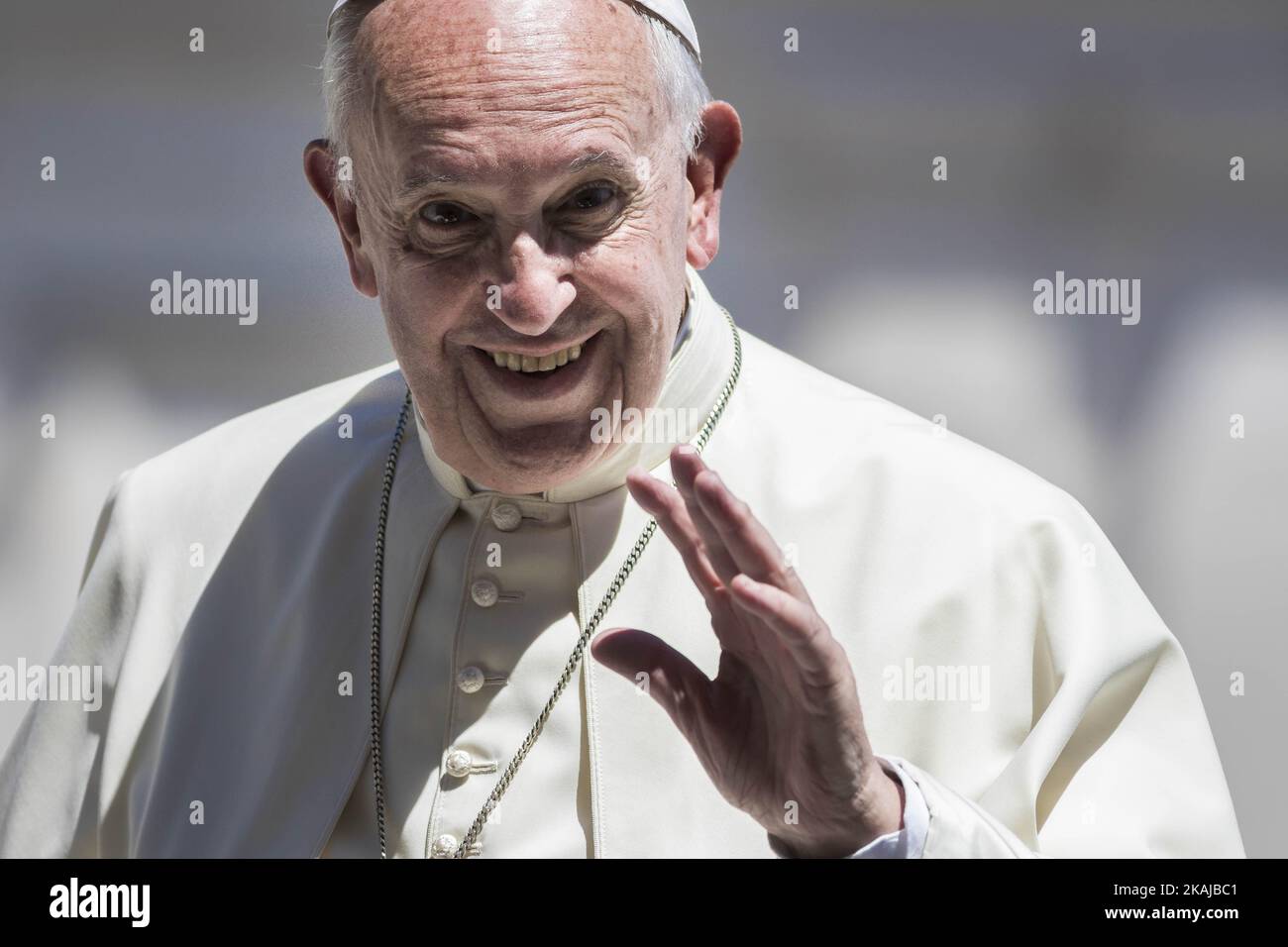 Papa Francesco saluta i fedeli al termine di un'udienza straordinaria giubilare, nell'ambito delle celebrazioni in corso dell'anno Santo della Misericordia in Piazza San Pietro, Città del Vaticano, il 18 giugno 2016. Papa Francesco ha detto che la chiamata di Gesù alla conversione è un'esperienza di amore non meritato che conduce all'apertura verso gli altri, specialmente verso i poveri.(Foto di Giuseppe Ciccia/NurPhoto) *** Please use Credit from Credit Field *** Foto Stock