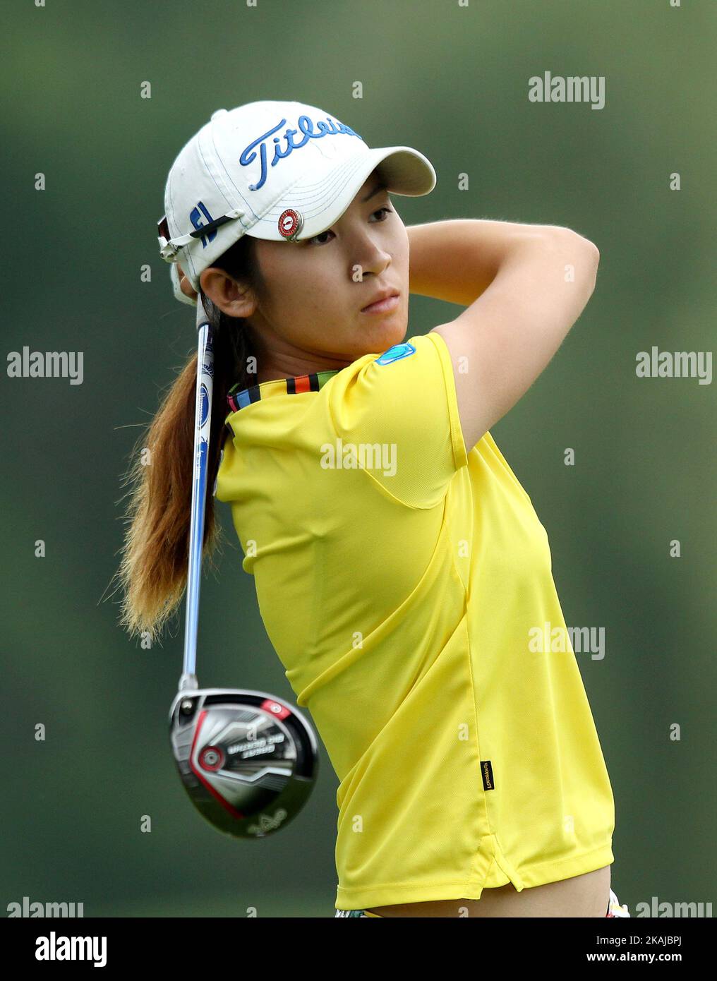 Pannarat Thanapolboonyaras della Thailandia, segue il suo tiro a tee sulla quinta buca durante il primo round del Meijer LPGA Classic Golf Tournament al Blythefield Country Club di Belmont, MI, USA Giovedì, Giugno 16, 2016. Foto Stock