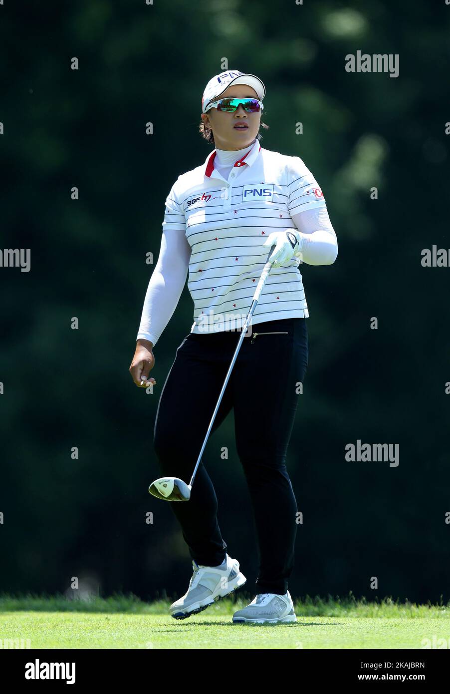 Amy Yang della Corea del Sud segue il suo tee shot sulla quinta buca durante il terzo round del Meijer LPGA Classic Golf Tournament al Blythefield Country Club di Belmont, MI, USA Sabato, 18 Giugno 2016. Foto Stock