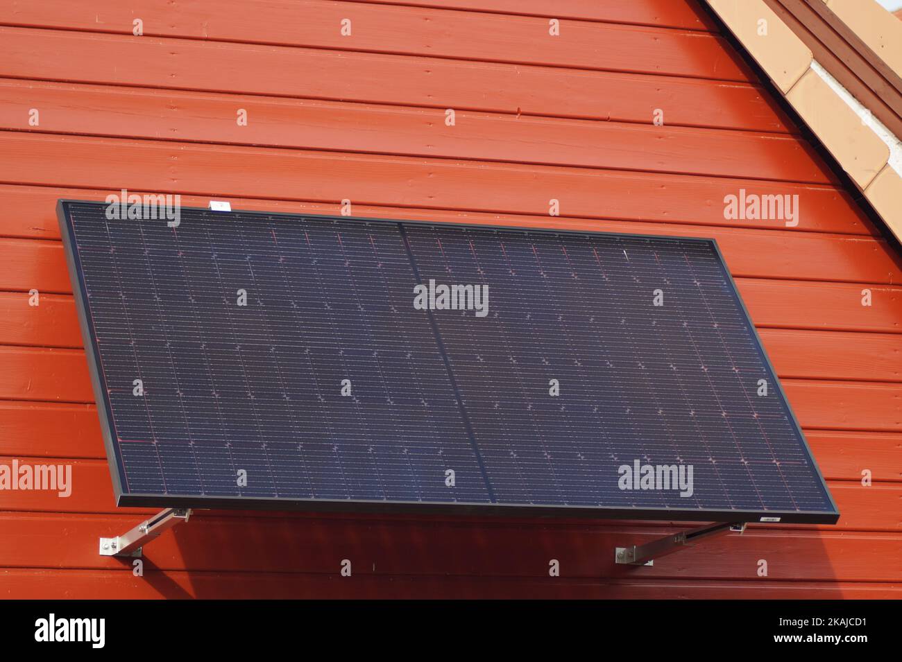 Pannello solare su una facciata casa, energia solare Foto Stock