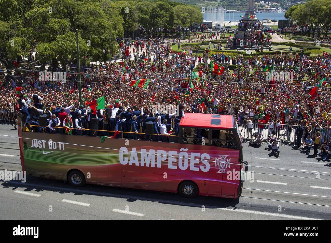 Bus nazionale portoghese durante la Parata della Vittoria Euro 2016 del Portogallo a Lisbona il 11 luglio 2016 a Lisbona, Portogallo. (Foto di Bruno Barros / DPI / NurPhoto) *** Please use Credit from Credit Field *** Foto Stock