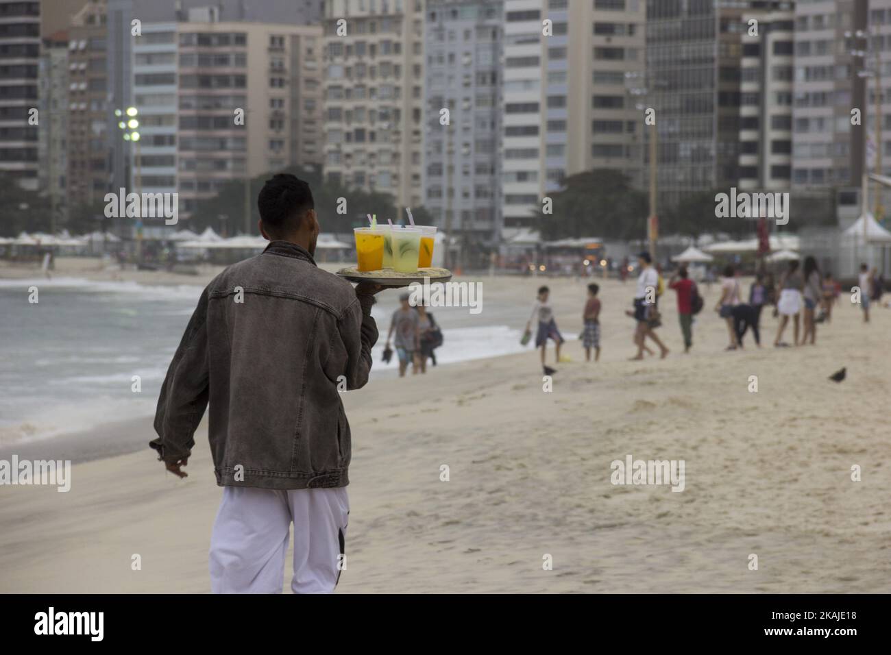 Rio de Janeiro, Brasile, 21 luglio 2016: L'uomo vende Caipirinha sulla spiaggia di Copacabana. Caipirinha è una bevanda tipica brasiliana fatta con agrumi e cachaa (rum brasiliano). (Foto di Luiz Souza/NurPhoto) *** Please use Credit from Credit Field *** Foto Stock