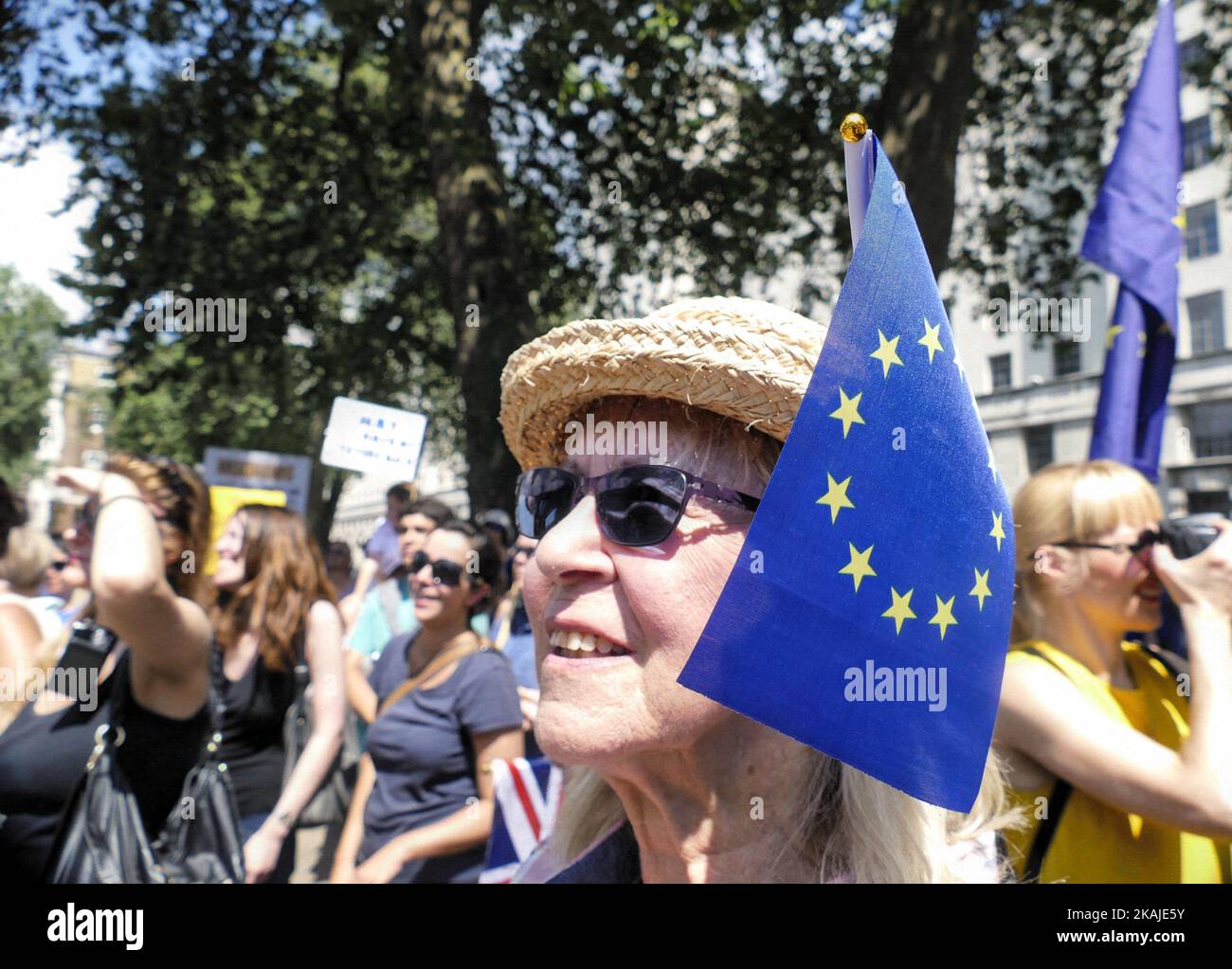 Il 23th luglio 2016 centinaia di attivisti europeisti hanno marciato a 10 Downing Street, Londra, per dare prova di sostegno a un'Europa più forte e rimanere nell'UE. Il 23rd giugno si è tenuto e approvato un referendum per la Gran Bretagna che lasciava l’UE. (Foto di Gail Orenstein/NurPhoto) *** Please use Credit from Credit Field *** Foto Stock