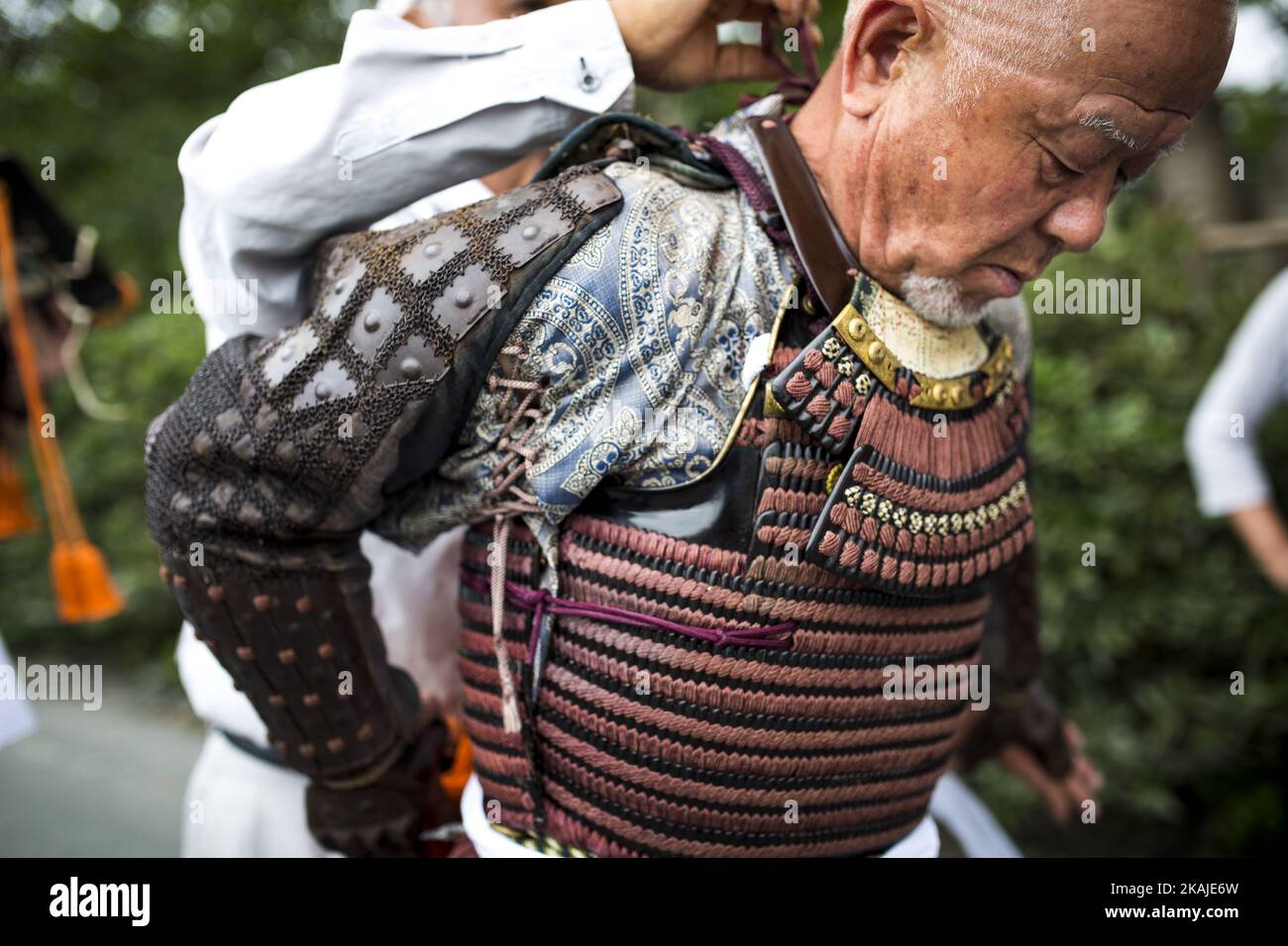 Un uomo che indossa un'armatura samurai giapponese partecipa alla gara ippica di Yoinori (pre-evento) durante il primo giorno del festival Soma Nomaoi al campo di Hibarigahara sabato 23 luglio 2016 a Minamisoma, Giappone. “Soma-Nomaoi” è un festival tradizionale di 3 giorni che ricrea una scena di battaglia samurai di oltre 1.000 anni fa. (Foto di Richard Atrero de Guzman/NurPhoto) *** Please use Credit from Credit Field *** Foto Stock
