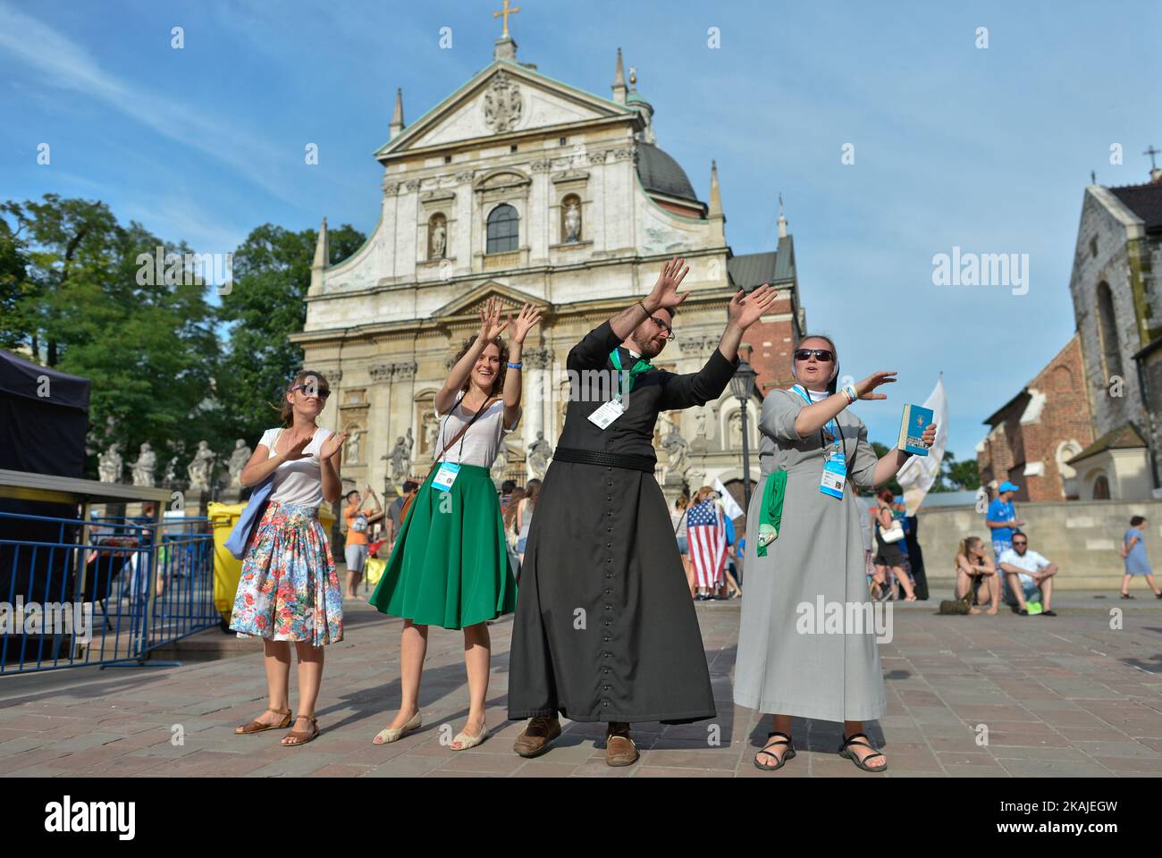 I Pelgrims si esibono di fronte alla chiesa di San Pietro e Paolo di Cracovia. Pellegrini provenienti da tutto il mondo alla vigilia della Giornata Mondiale della Gioventù 2016 partecipano a concerti ed eventi nel quadro del Festival della Misericordia nel centro di Cracovia. La GMG è anche l'occasione per tutte le religiose, i fratelli e i sacerdoti di tutto il mondo di incontrarsi con Papa Francesco. Domenica 24 luglio 2016, a Cracovia, Polonia. Foto di Artur Widak *** Please use Credit from Credit Field *** Foto Stock