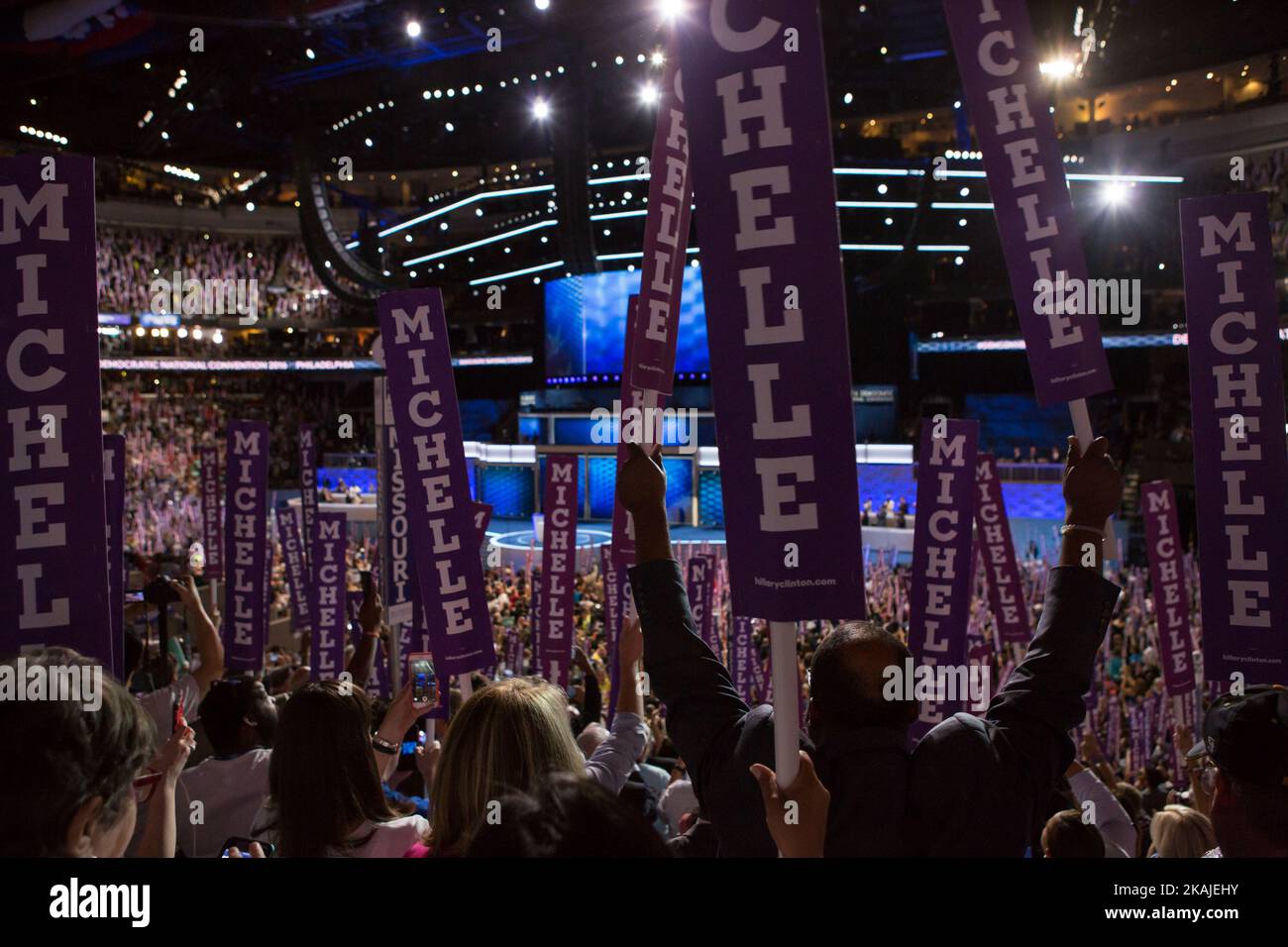 Philadelphia, Pennsylvania. — Lunedì 25 luglio, giorno uno della 2016 Convention Nazionale Democratica, tenutasi presso il Wells Fargo Center, First Lady Michelle Obama, parla con delegati e ospiti. (Foto di Cheriss May/NurPhoto) *** Please use Credit from Credit Field *** Foto Stock