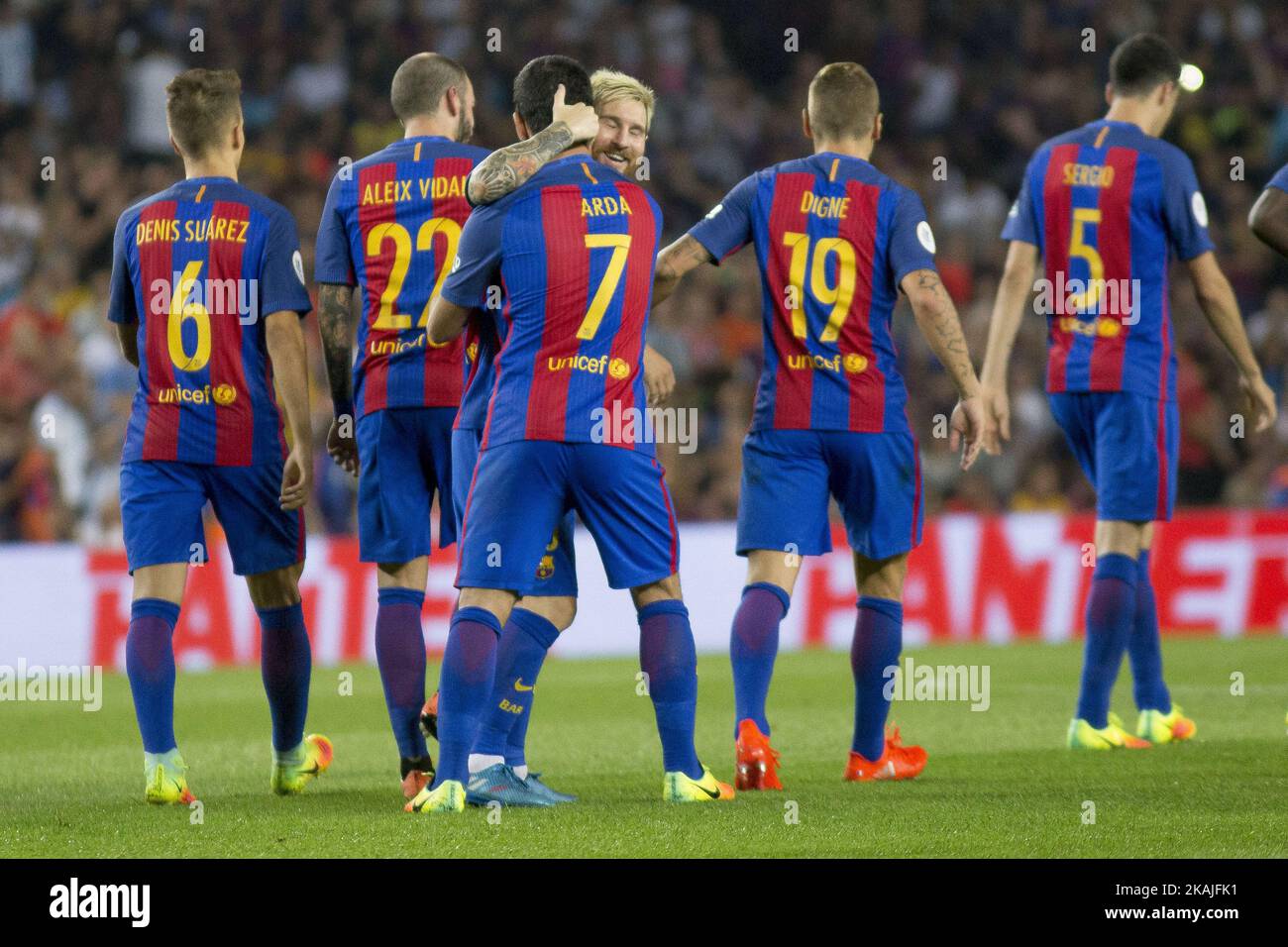 Lionel messi e Arda Turan di Barcellona hanno cellebrato i secondi punteggi durante la seconda tappa della partita di calcio della Coppa super spagnola tra FC Barcelona e Sevilla FC allo stadio Camp Nou il 17 agosto 2016 (Foto di Miquel Llop/NurPhoto) *** Please use Credit from Credit Field *** Foto Stock