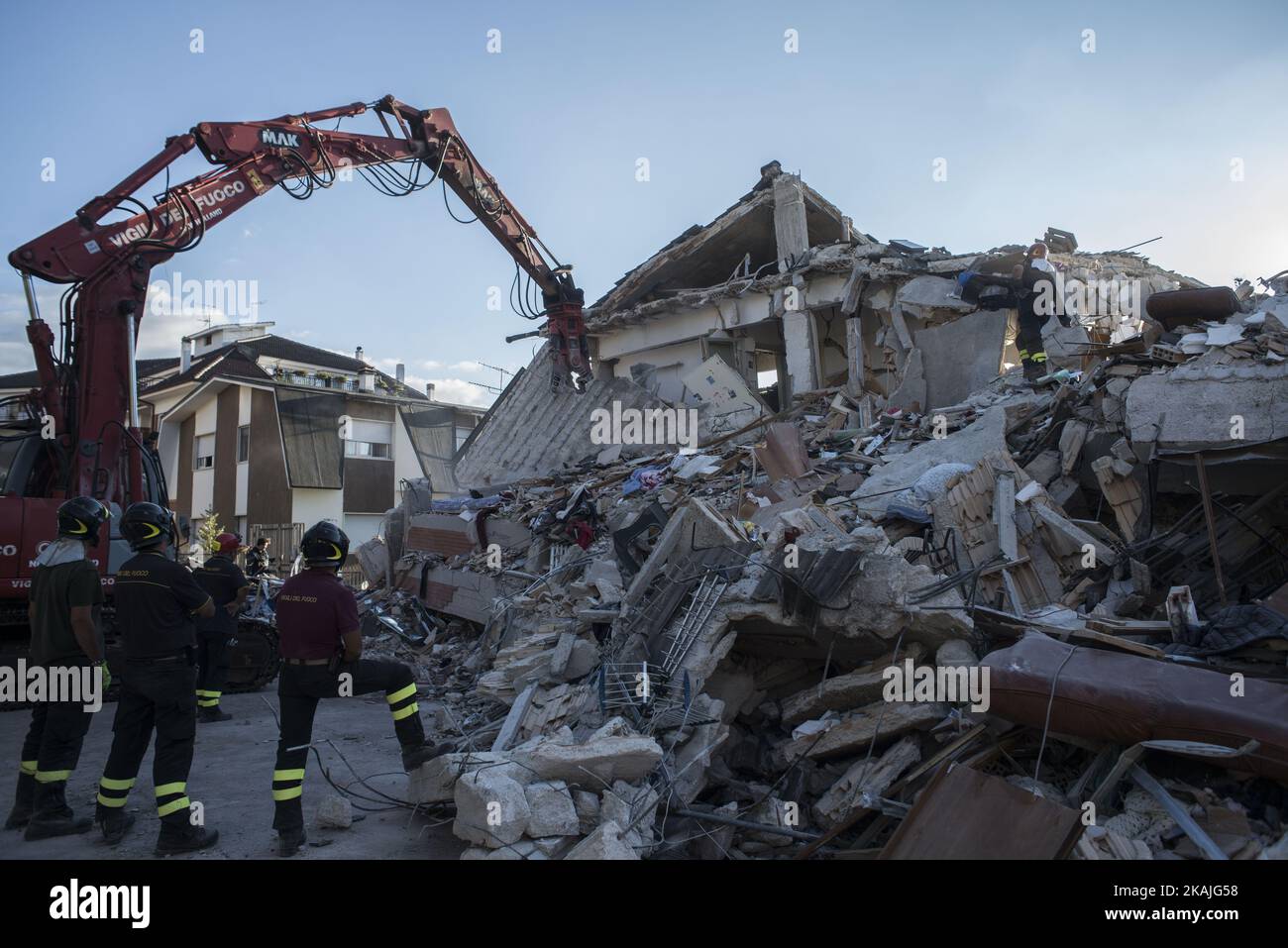 La squadra dei soccorritori cerca i sopravvissuti negli edifici danneggiati  dopo un forte terremoto ha colpito Amatrice il 24 agosto 2016. Un potente  terremoto pre-alba ha devastato i villaggi montani dell'Italia centrale