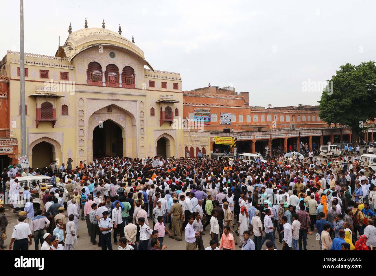 La moglie di Maharaja Bhawani Singh, Rajmata Padmini Devi di Jaipur, con il figlio Principe Padamnabh Singh e i suoi sostenitori, hanno preso il rally di protesta contro l'azione dittatoriale a Rajmahal Palace da parte della Jaipur Development Authority (JDA) , a Jaipur , Rajasthan, India, 01 settembre, 2016. Foto Stock