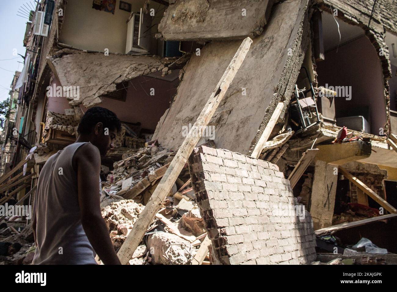 La gente partecipa all'operazione di ricerca e salvataggio per il crollo dell'edificio residenziale al Cairo, Egitto, il 7 settembre 2016. La bombola di gas esplose una casa al Cairo, che ha portato al crollo dell'intera architettura. La persona è stata uccisa e un gran numero di persone ferite dalla caduta della casa loro. La casa si trova in una zona 'El-Zawya El-Hamraaa' (Foto di Fayed El-Geziry /NurPhoto) *** Please use Credit from Credit Field *** Foto Stock