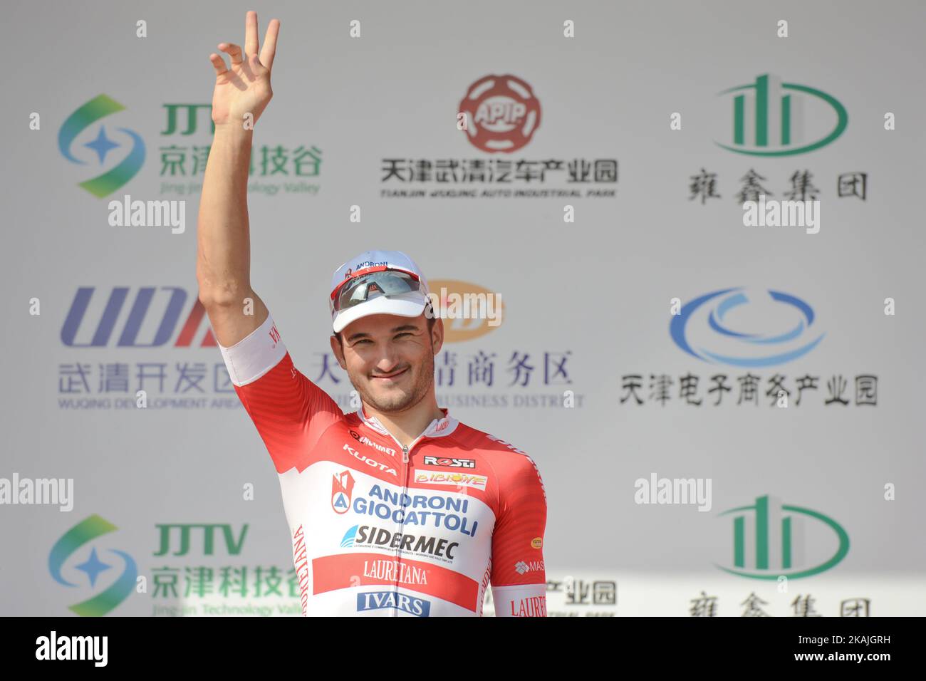 L'italiano Marco Benfatto del Team Androni-Giocattoli vince la tappa di apertura, 109 km sul circuito di Tianjin Wuqing, del Tour 2016 della Cina 1. Il distretto di Wuqing di Tianjin, la quarta città più grande della Cina, si trova nel cuore del circolo economico di Jingjinji, conosciuto anche come Pechino-Tianjin-Hebei, la regione della capitale nazionale della Cina, a una distanza di 71km da Pechino. Wuqing, come zona nazionale di dimostrazione ecologica, è in gran parte coperta da alberi (in media 36.4%), e 11 fiumi nazionali di prima e seconda classe, tra cui Beiyun, Longfeng e Yongding fiume sono attraversati qui. La regione Foto Stock