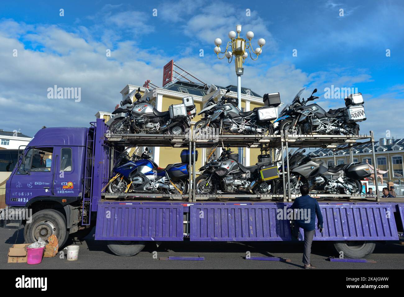 Una pista fornisce moto davanti alla seconda tappa, 157,8 km Weichang-Fengning, del 2016 Tour della Cina 1. La seconda fase del Tour della Cina inizia a Yudaokou, nella contea di Weichang, situata nell'estremo nord-est della provincia di Hebei. La zona è stata storicamente sede dei soldati di Manchu. Il palcoscenico termina nella contea di Fengning, di fronte al palazzo del Grande Khan sulla prateria nord del paese. Sabato, 9 settembre 2016, a Fengning, Cina. *** Utilizzare il campo credito da credito *** Foto Stock