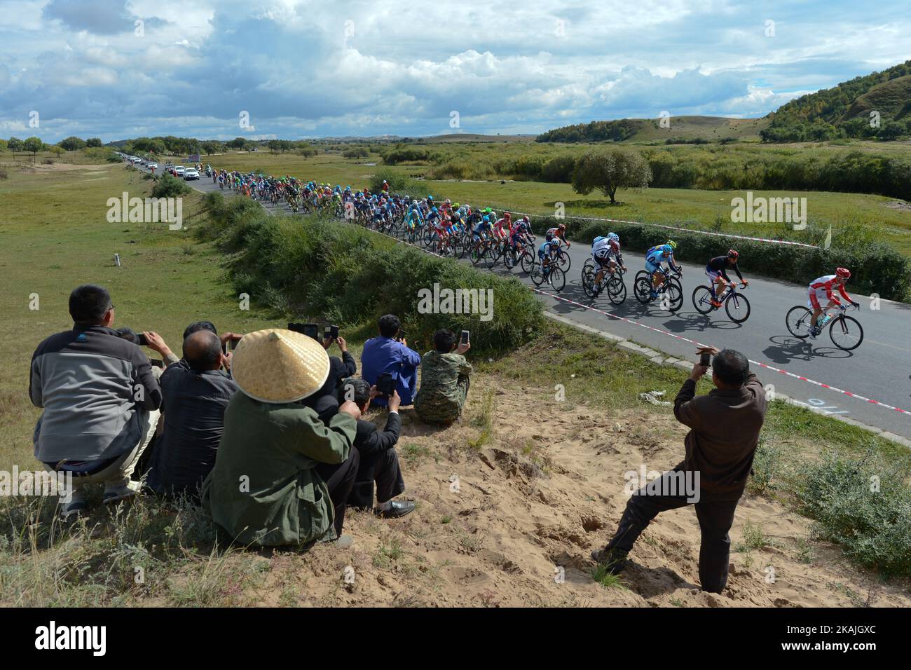 Piloti durante la seconda tappa, 157,8 km Weichang-Fengning, del 2016 Tour della Cina 1. La seconda fase del Tour della Cina inizia a Yudaokou, nella contea di Weichang, situata nell'estremo nord-est della provincia di Hebei. La zona è stata storicamente sede dei soldati di Manchu. Il palcoscenico termina nella contea di Fengning, di fronte al palazzo del Grande Khan sulla prateria nord del paese. Sabato, 9 settembre 2016, a Fengning, Cina. *** Utilizzare il campo credito da credito *** Foto Stock