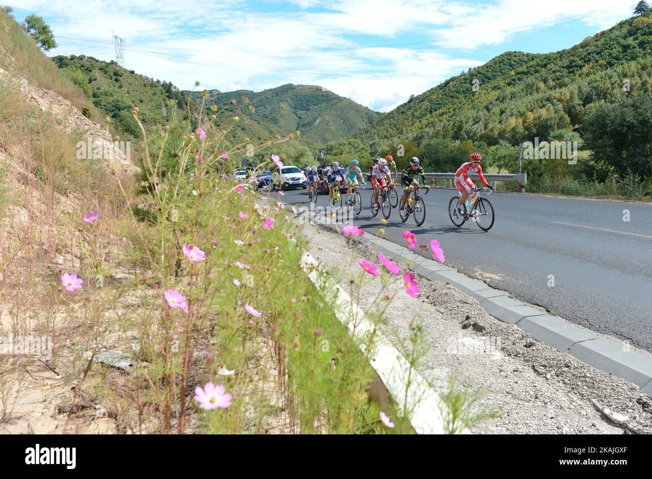 Piloti durante la seconda tappa, 157,8 km Weichang-Fengning, del 2016 Tour della Cina 1. La seconda fase del Tour della Cina inizia a Yudaokou, nella contea di Weichang, situata nell'estremo nord-est della provincia di Hebei. La zona è stata storicamente sede dei soldati di Manchu. Il palcoscenico termina nella contea di Fengning, di fronte al palazzo del Grande Khan sulla prateria nord del paese. Sabato, 9 settembre 2016, a Fengning, Cina. *** Utilizzare il campo credito da credito *** Foto Stock