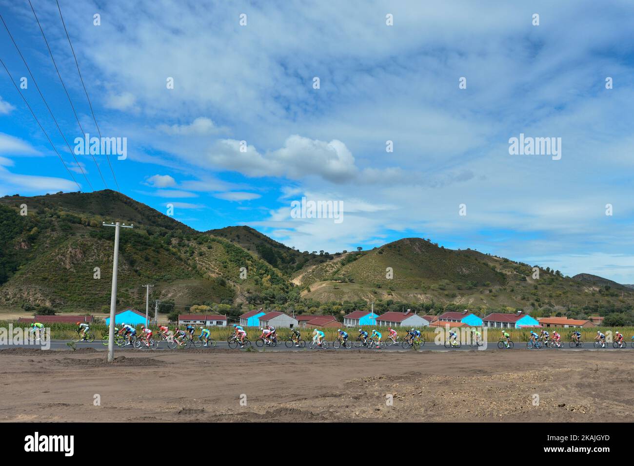 Piloti durante la seconda tappa, 157,8 km Weichang-Fengning, del 2016 Tour della Cina 1. La seconda fase del Tour della Cina inizia a Yudaokou, nella contea di Weichang, situata nell'estremo nord-est della provincia di Hebei. La zona è stata storicamente sede dei soldati di Manchu. Il palcoscenico termina nella contea di Fengning, di fronte al palazzo del Grande Khan sulla prateria nord del paese. Sabato, 9 settembre 2016, a Fengning, Cina. *** Utilizzare il campo credito da credito *** Foto Stock